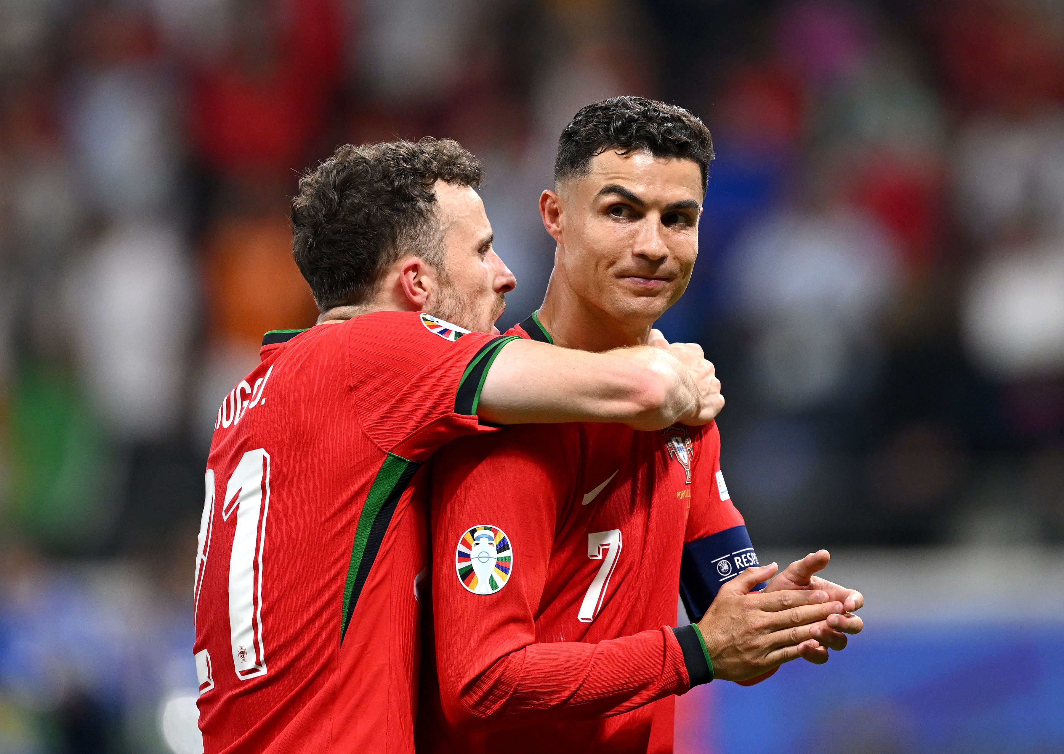 Diogo Jota and Cristiano Ronaldo react.