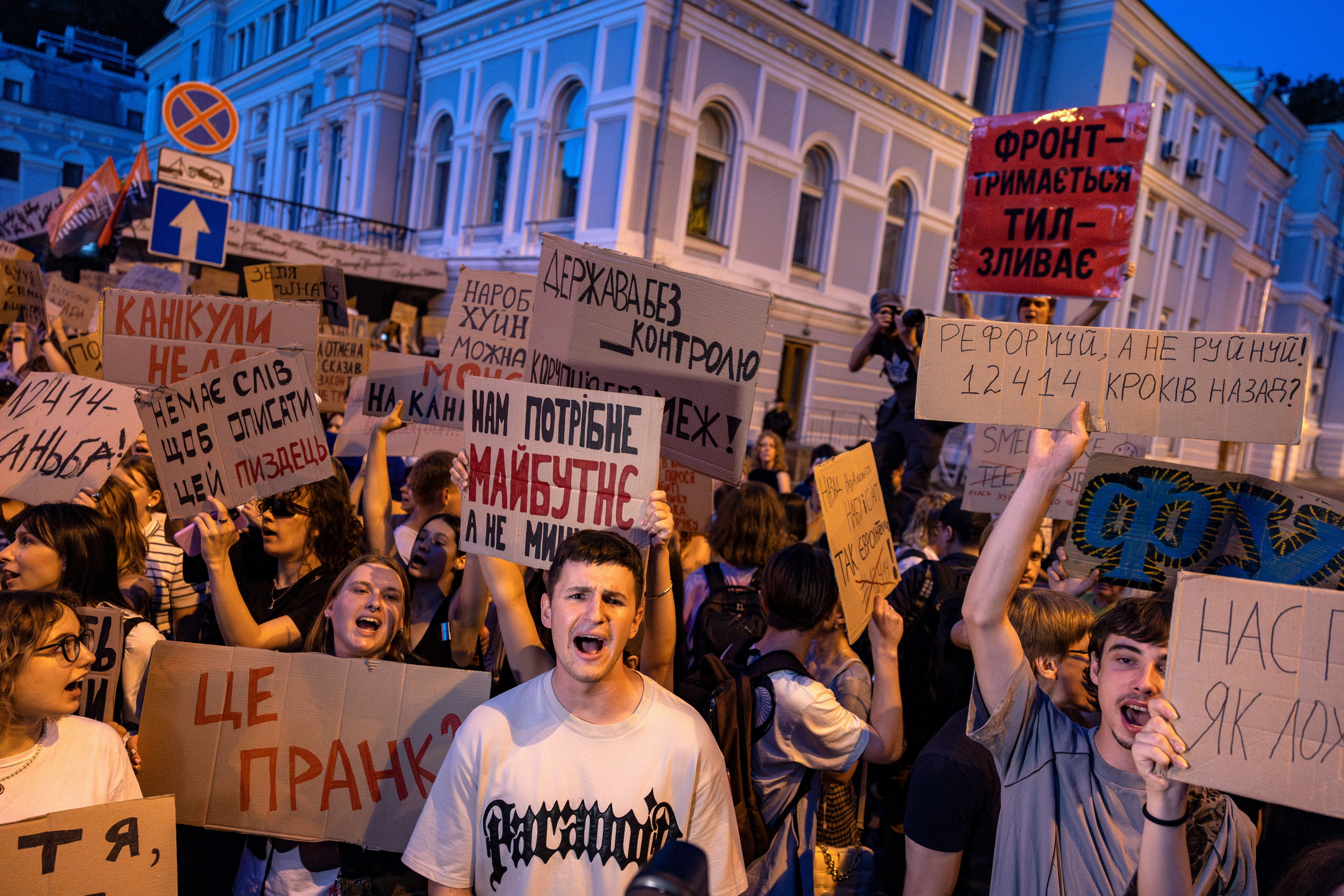 Ukrainians protest against a newly passed law, which curbs independence of anti-corruption institutions, amid Russia's attack on Ukraine, near the presidential office in Kyiv, Ukraine, July 23, 2025. REUTERS/Thomas Peter