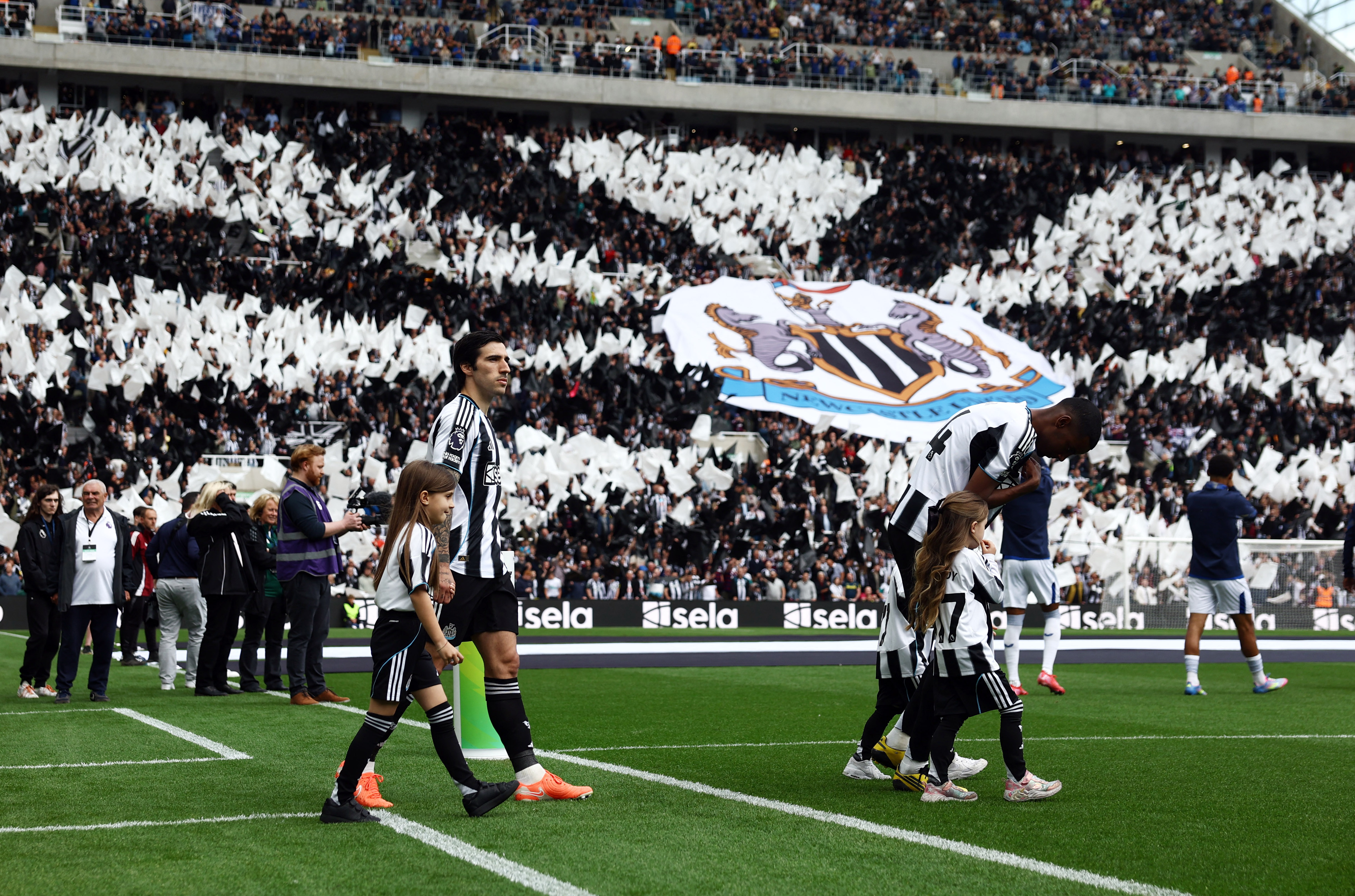 Newcastle United's Sandro Tonali and Alexander Isak walk onto the pitch before the final Premier League game of last season