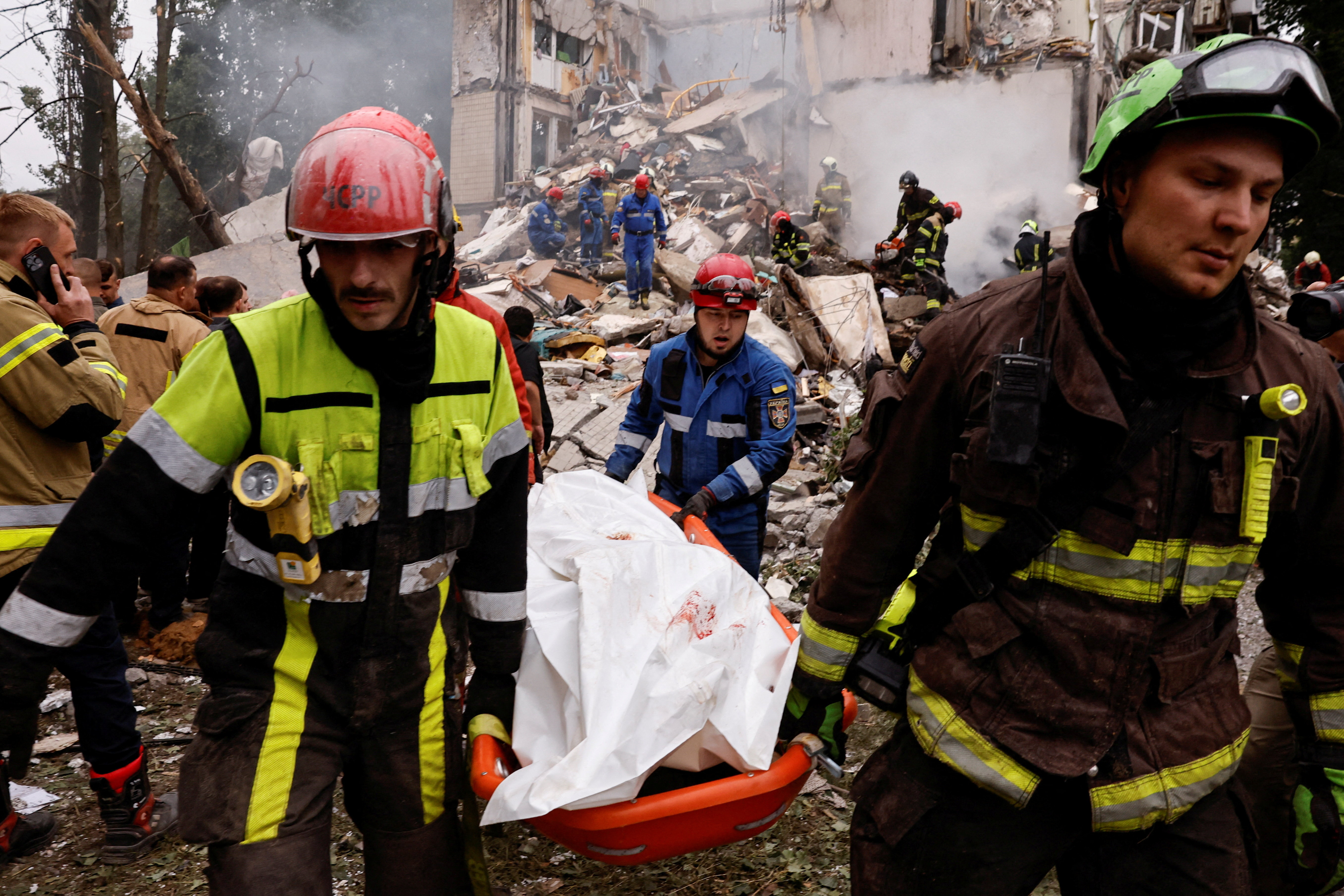 Rescuers carry a body at the site of an apartment building hit during Russian missile and drone strikes, amid Russia's attack on Ukraine, in Kyiv, Ukraine July 31, 2025. REUTERS/Thomas Peter TPX IMAGES OF THE DAY