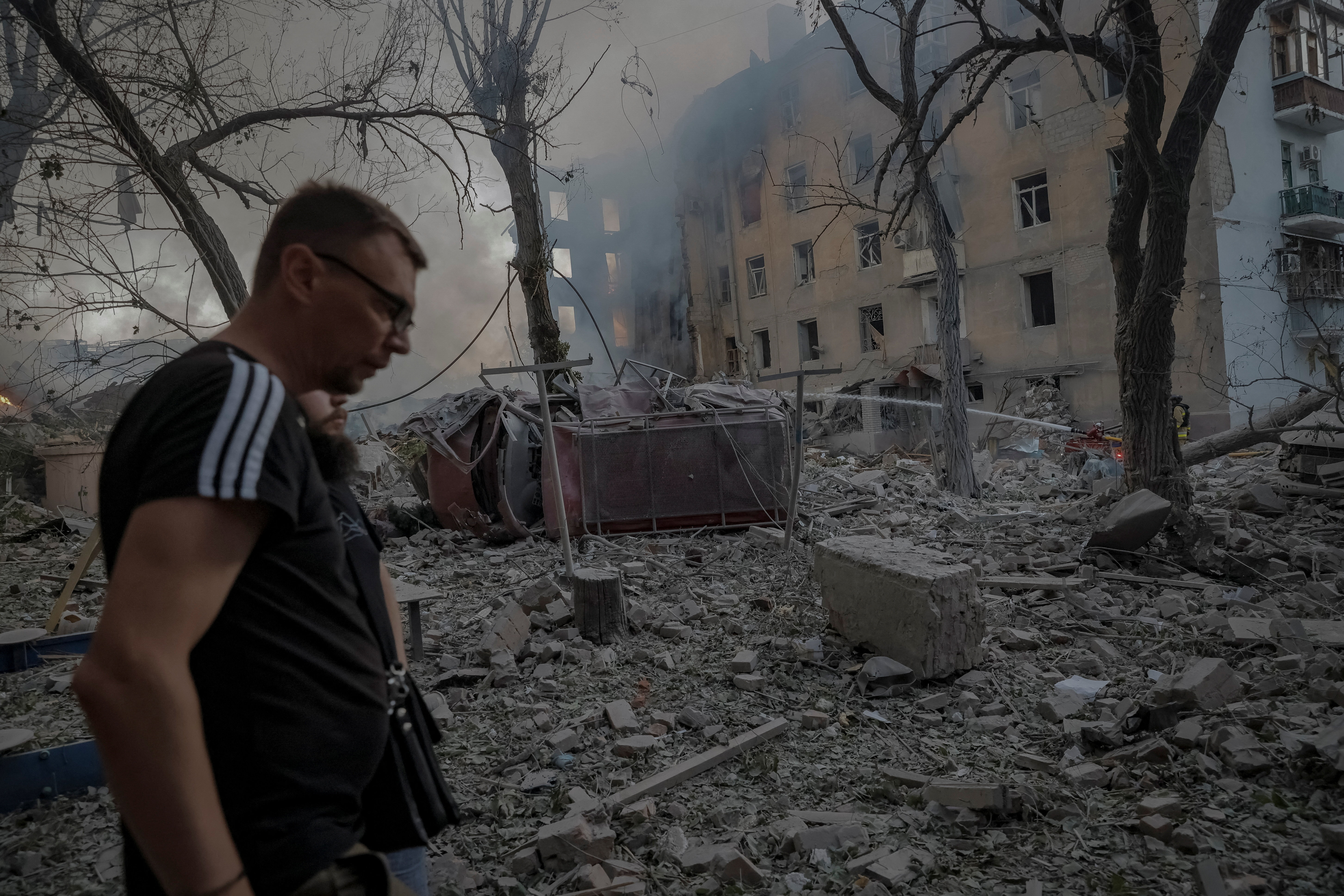 Residents walk at the site of an apartment building hit by a Russian military strike, amid Russia's attack on Ukraine, in Donetsk Region, in the city of Kramatorsk, Ukraine July 31, 2025. REUTERS/Yevhen Titov