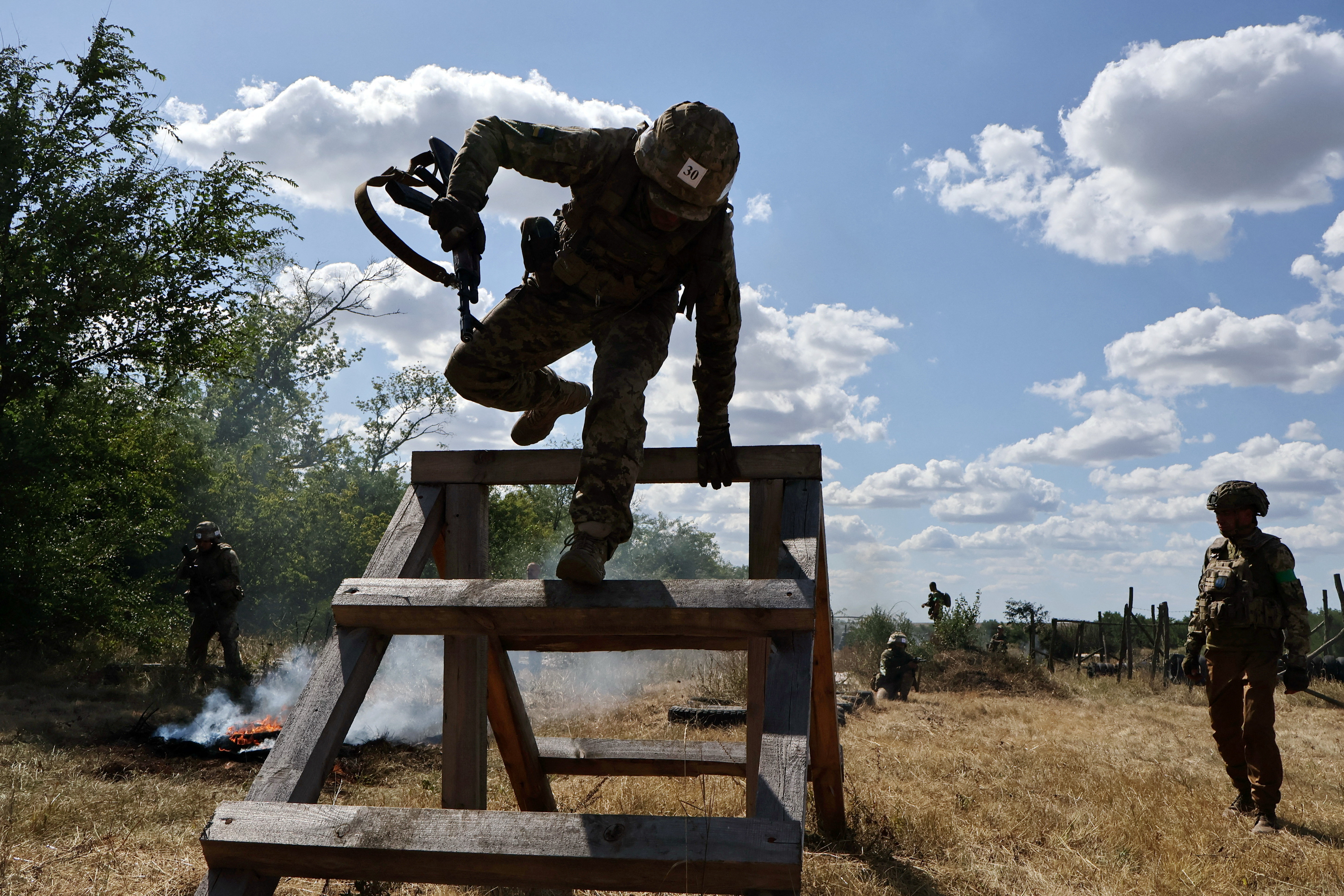 Service members of the 65th Separate Mechanized Brigade of the Ukrainian Armed Forces attend a military drill as recruits near a frontline, amid Russia's attack on Ukraine, in Zaporizhzhia region, Ukraine August 13, 2025. Andriy Andriyenko/Press Service of the 65th Separate Mechanized Brigade of the Ukrainian Armed Forces/Handout via REUTERS THIS IMAGE HAS BEEN SUPPLIED BY A THIRD PARTY