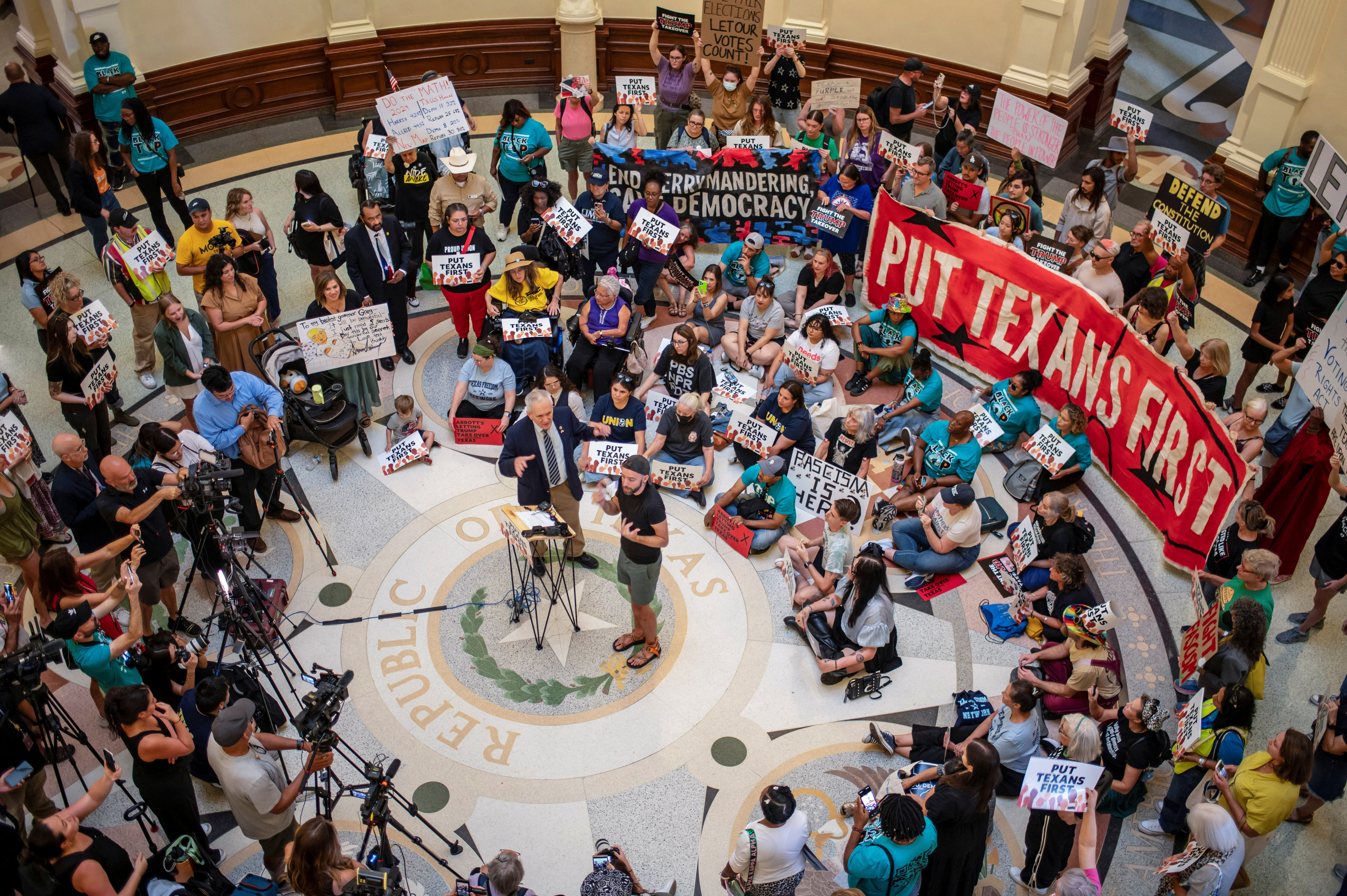 US Rep Lloyd Doggett speaks during a protest during a session as Democratic lawmakers, who left the state to deny Republicans the opportunity to redraw the state's 38 congressional districts, begin returning to the Texas State Capitol in Austin, Texas, U.S. August 20, 2025. [Sergio Flores/Reuters]