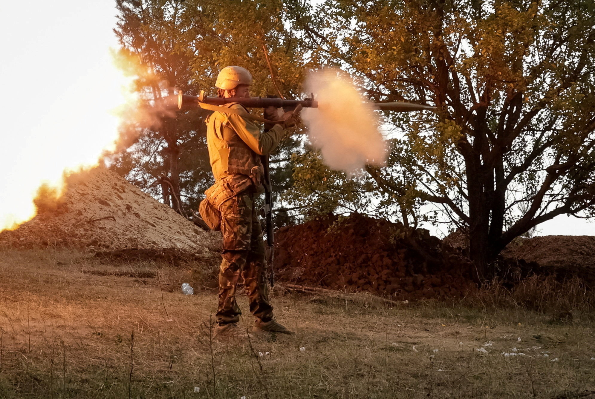 A serviceman of the 115th Separate Mechanized Brigade of the Ukrainian Armed Forces uses an RPG-7 grenade launcher during a training between combat missions at a training ground, amid Russia's attack on Ukraine, in Kharkiv region, Ukraine August 23, 2025. REUTERS/Sofiia Gatilova TPX IMAGES OF THE DAY