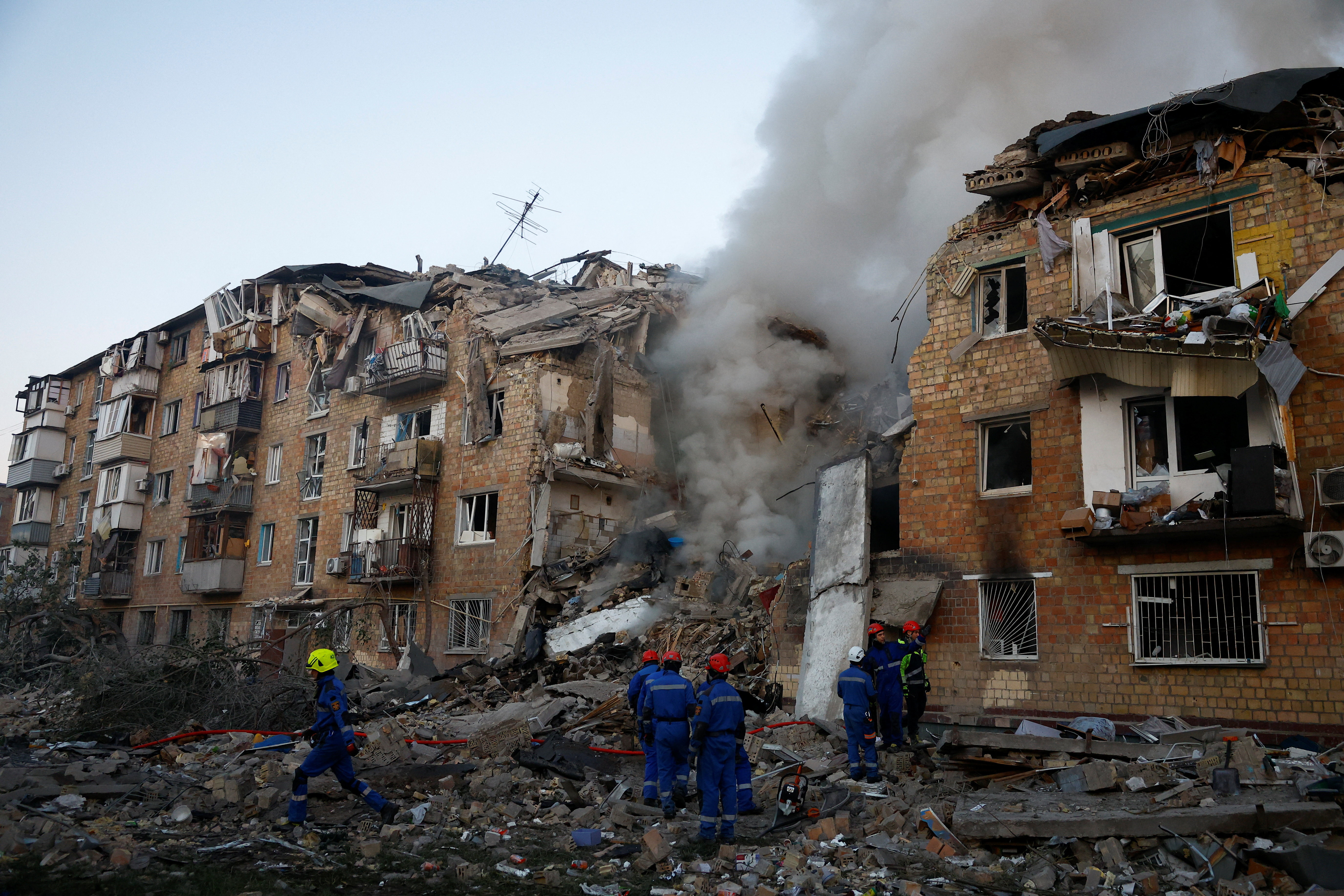 Rescuers work at the site of a building which was hit by Russian missile and drone strikes, amid Russia's attack on Ukraine, in Kyiv, Ukraine August 28, 2025. REUTERS/Valentyn Ogirenko