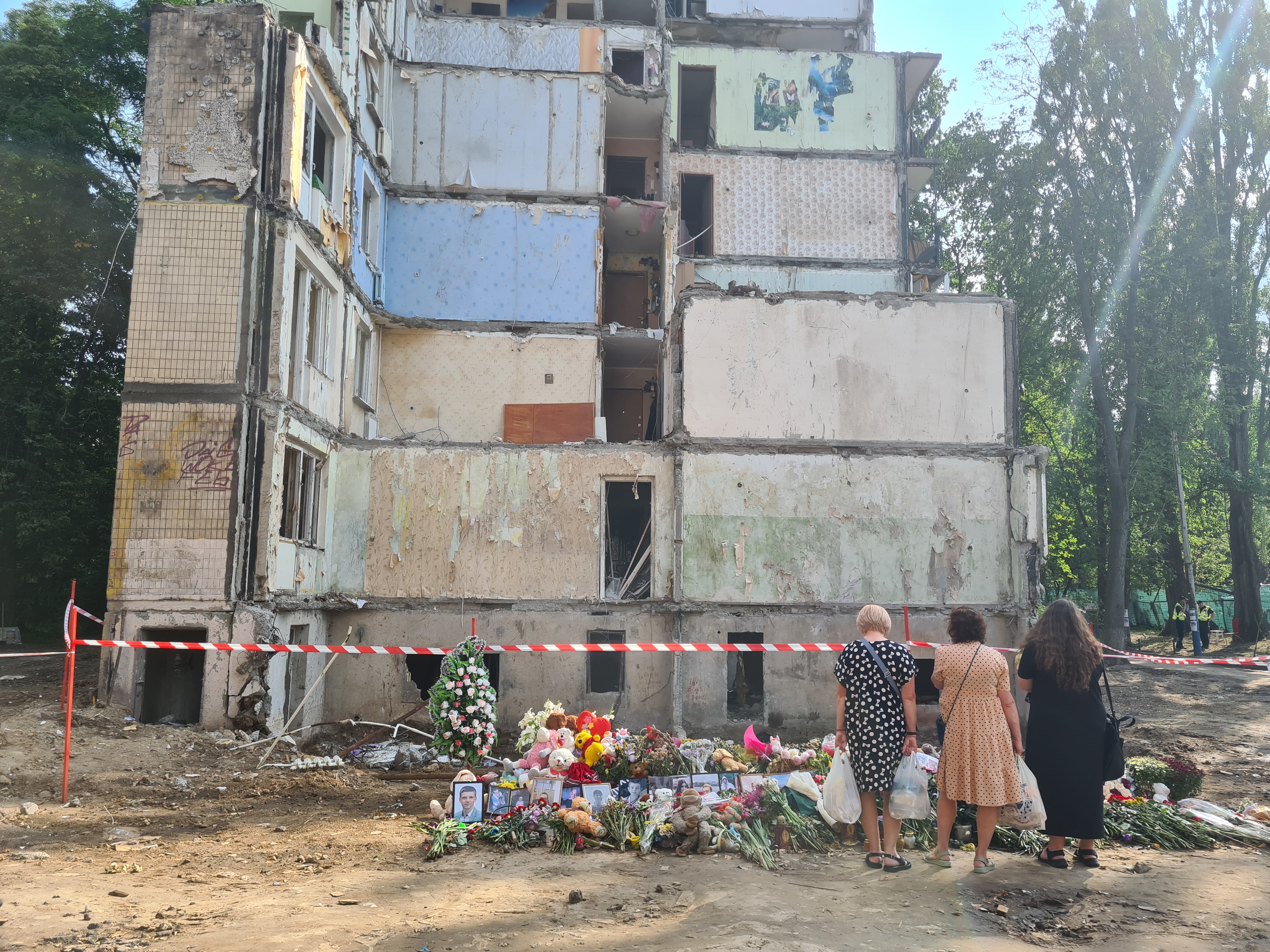 A makeshift memorial for the victims of the July 31, 2025 missile attack-1756286144