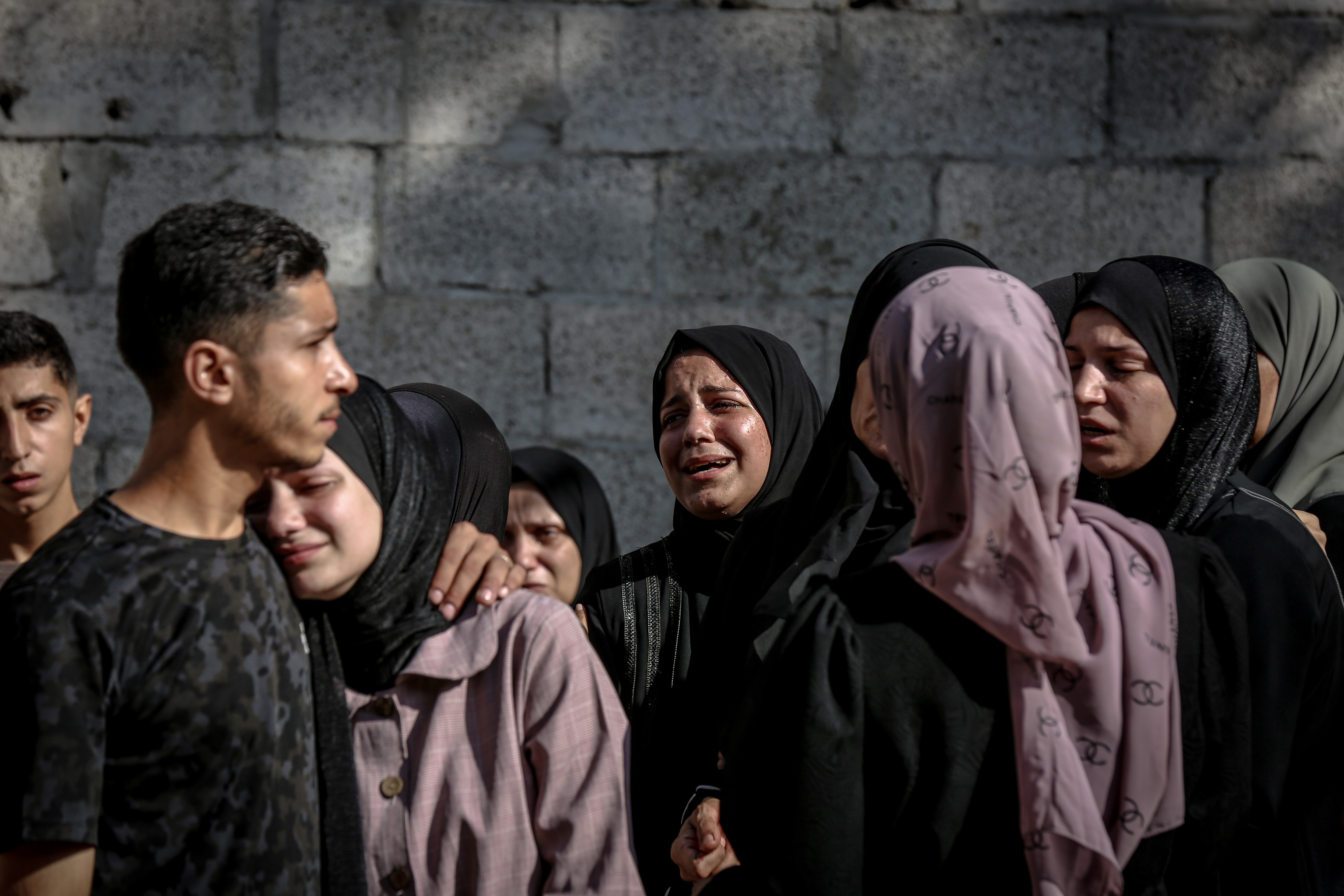 Relatives of the Palestinians who died as a result of the Israeli drone strike in the courtyard of Al-Ahli Baptist Hospital mourn as the dead bodies were taken from the hospital morgue for burial in Gaza City, Gaza on August 17, 2025. [Saeed M. M. T. Jaras/Anadolu Agency]