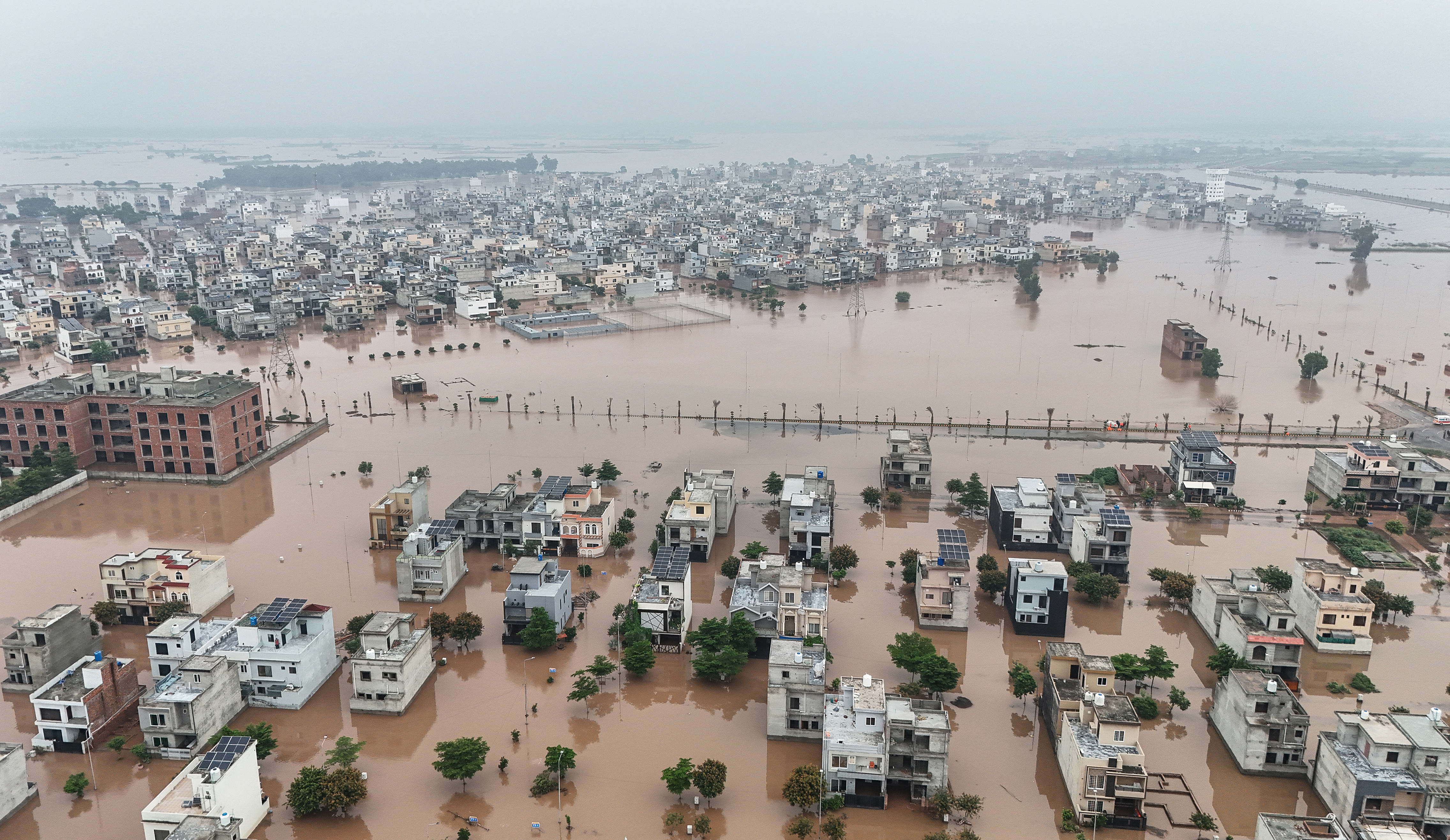 Pakistan evacuates half a million people stranded by floods