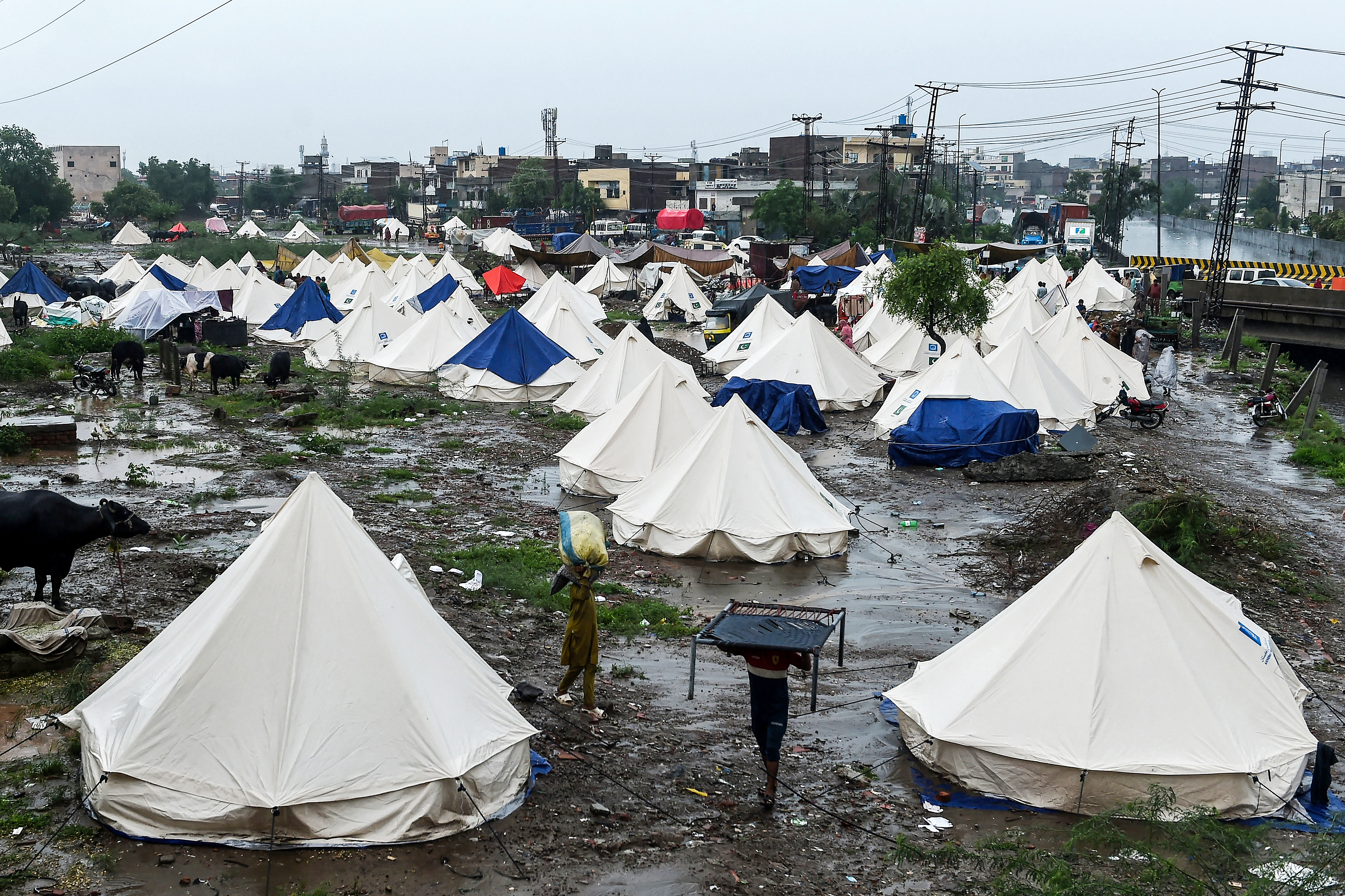 Pakistan evacuates half a million people stranded by floods