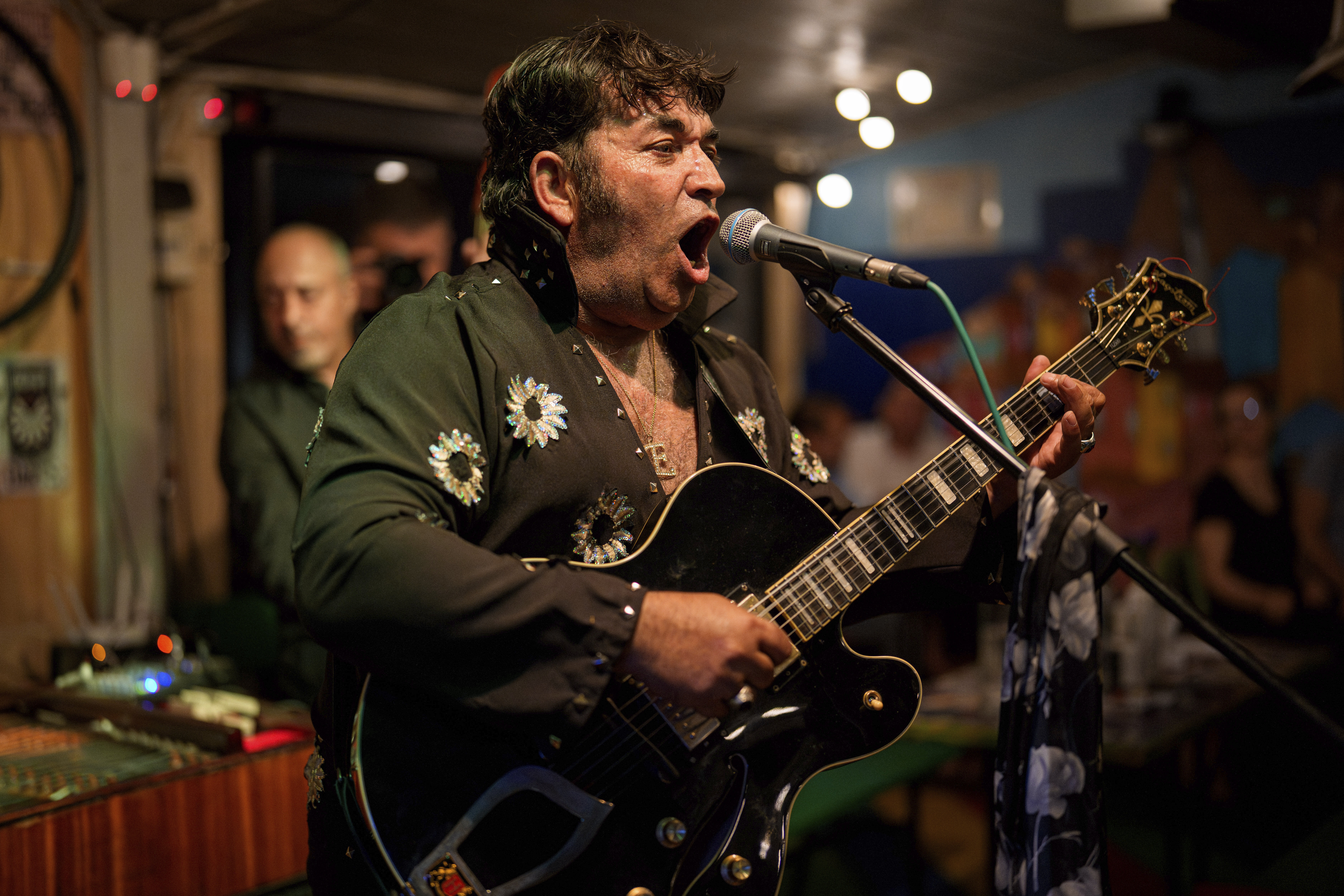 Elvis-inspired teacher fights Roma prejudice with music and heart