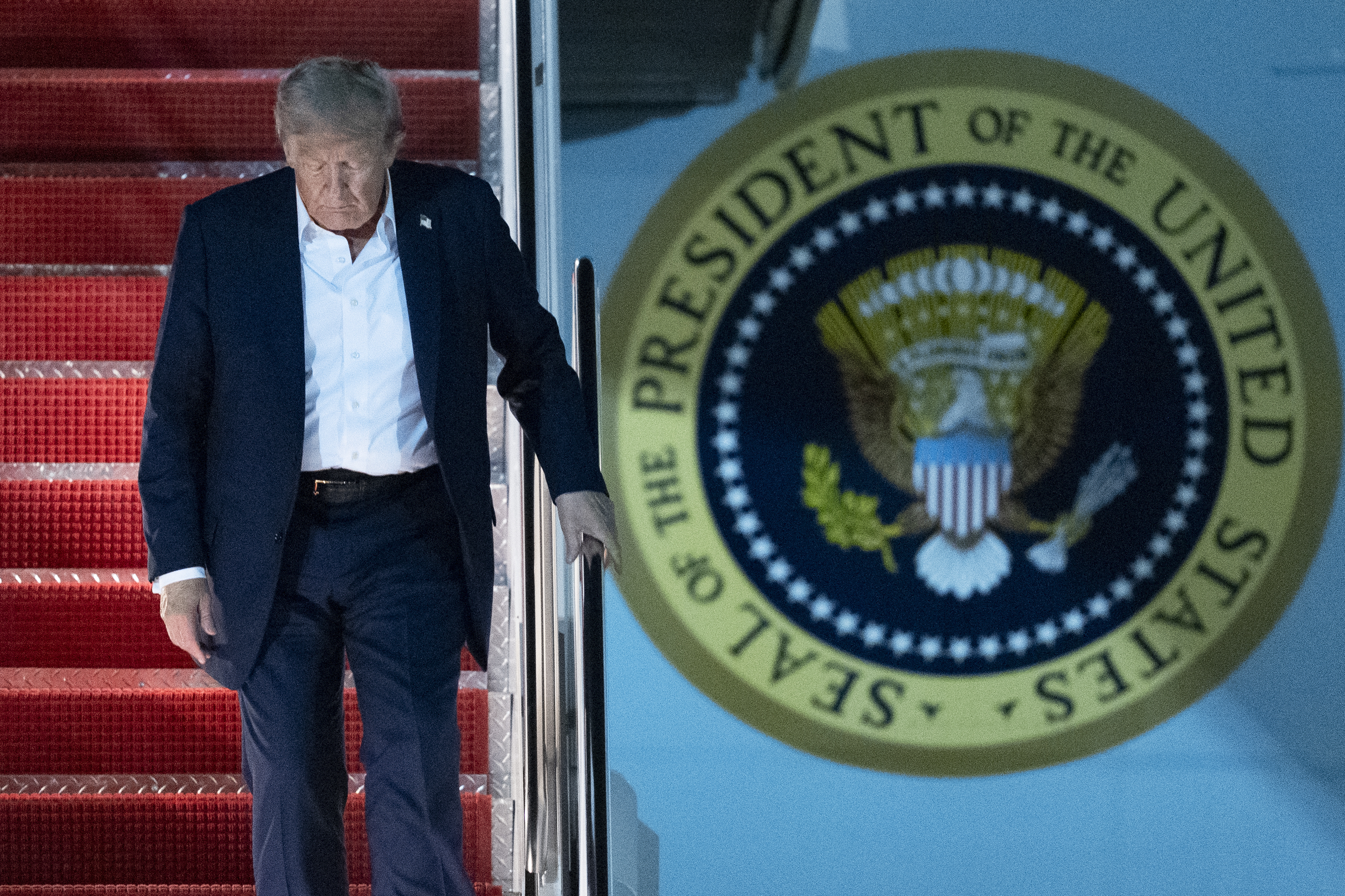 Trump descends AIr Force One at night