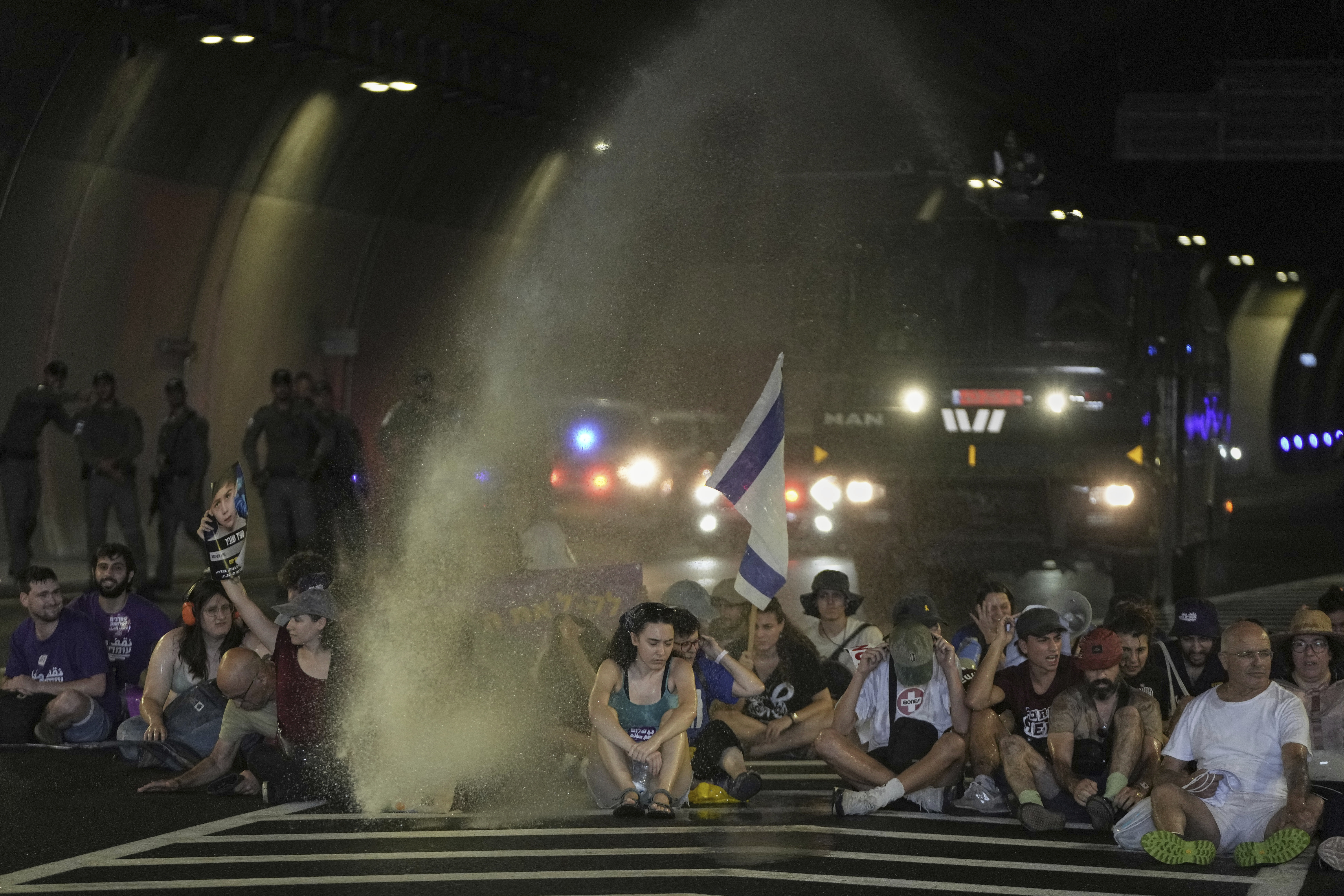 Israeli police use water canon on protesters