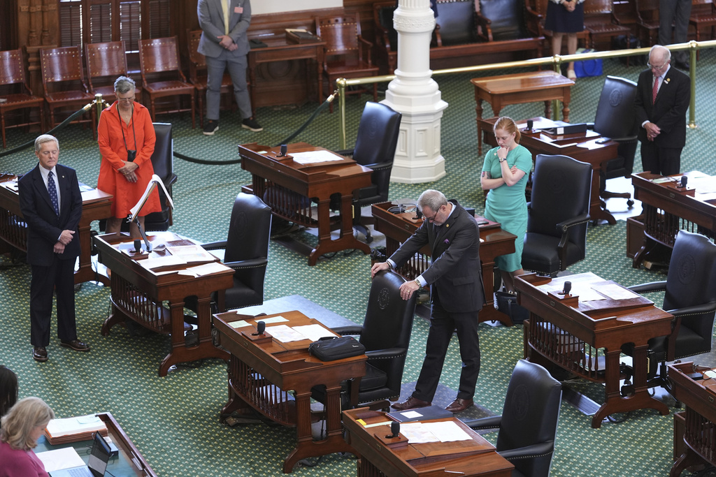 Texas state senators pray