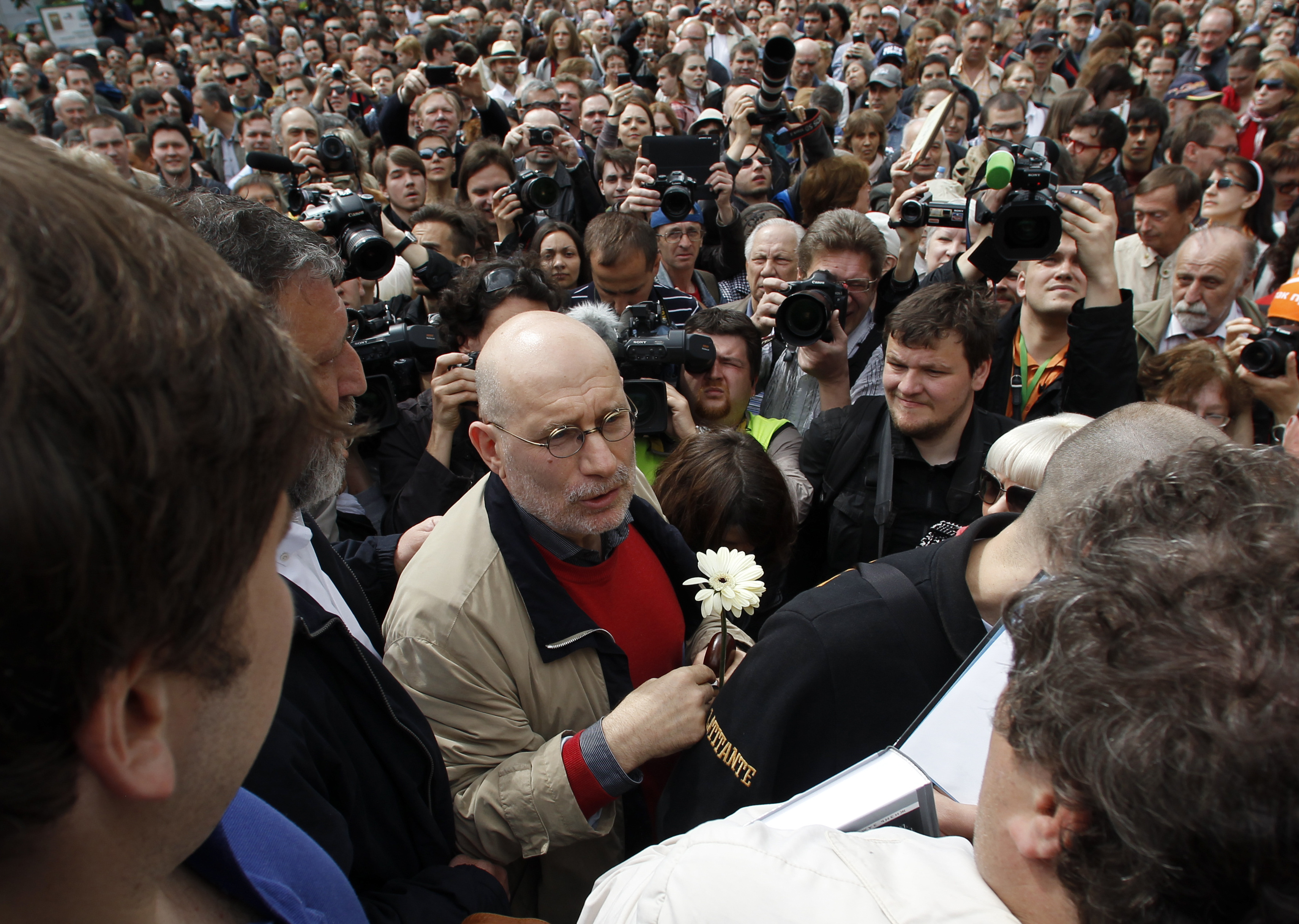 Russian author Boris Akunin (C) speaks to the crowd during a writers march lead by opposition literary activists in Moscow May 13, 2012. REUTERS/Maxim Shemetov (RUSSIA - Tags: POLITICS CIVIL UNREST)
