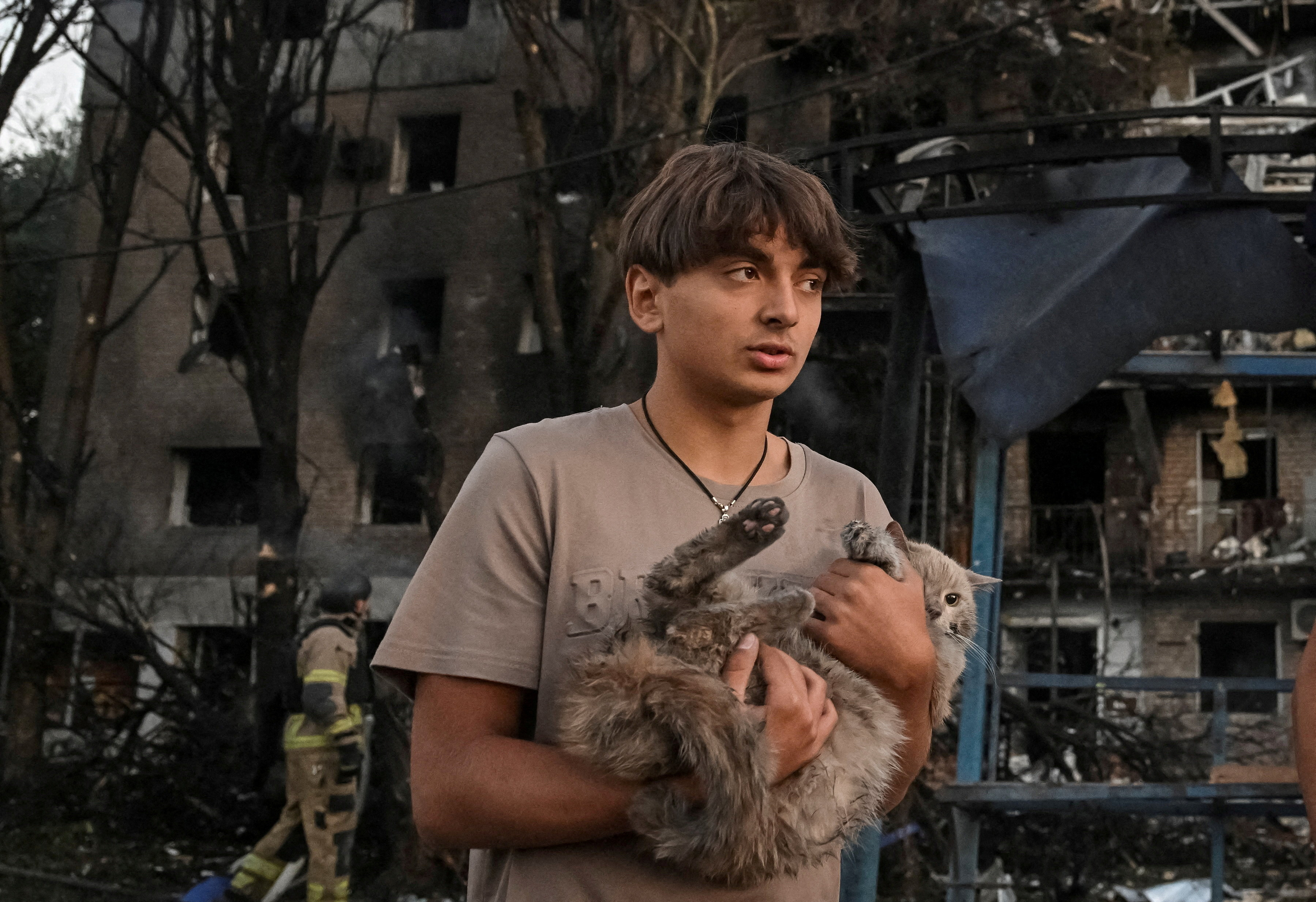 A resident holds his cat as he stands near his apartment building hit during a Russian drone and missile strike, amid Russia's attack on Ukraine, in Zaporizhzhia, Ukraine August 30, 2025. REUTERS/Stringer TPX IMAGES OF THE DAY