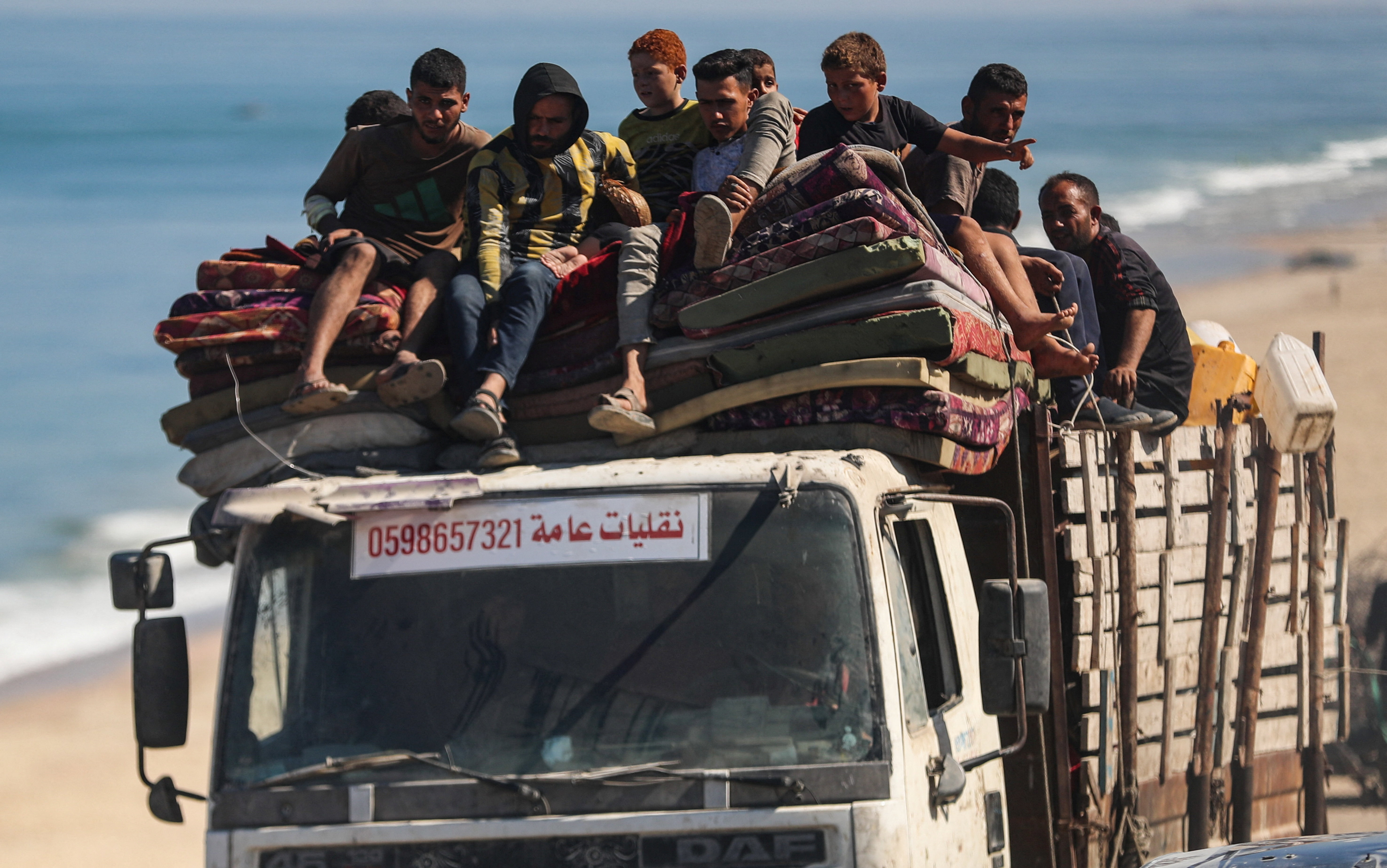 Displaced Palestinians, fleeing northern Gaza due to an Israeli military operation, move southward after Israeli forces ordered residents of Gaza City to evacuate to the south, in the central Gaza Strip, September 12, 2025. REUTERS/Mahmoud Issa
