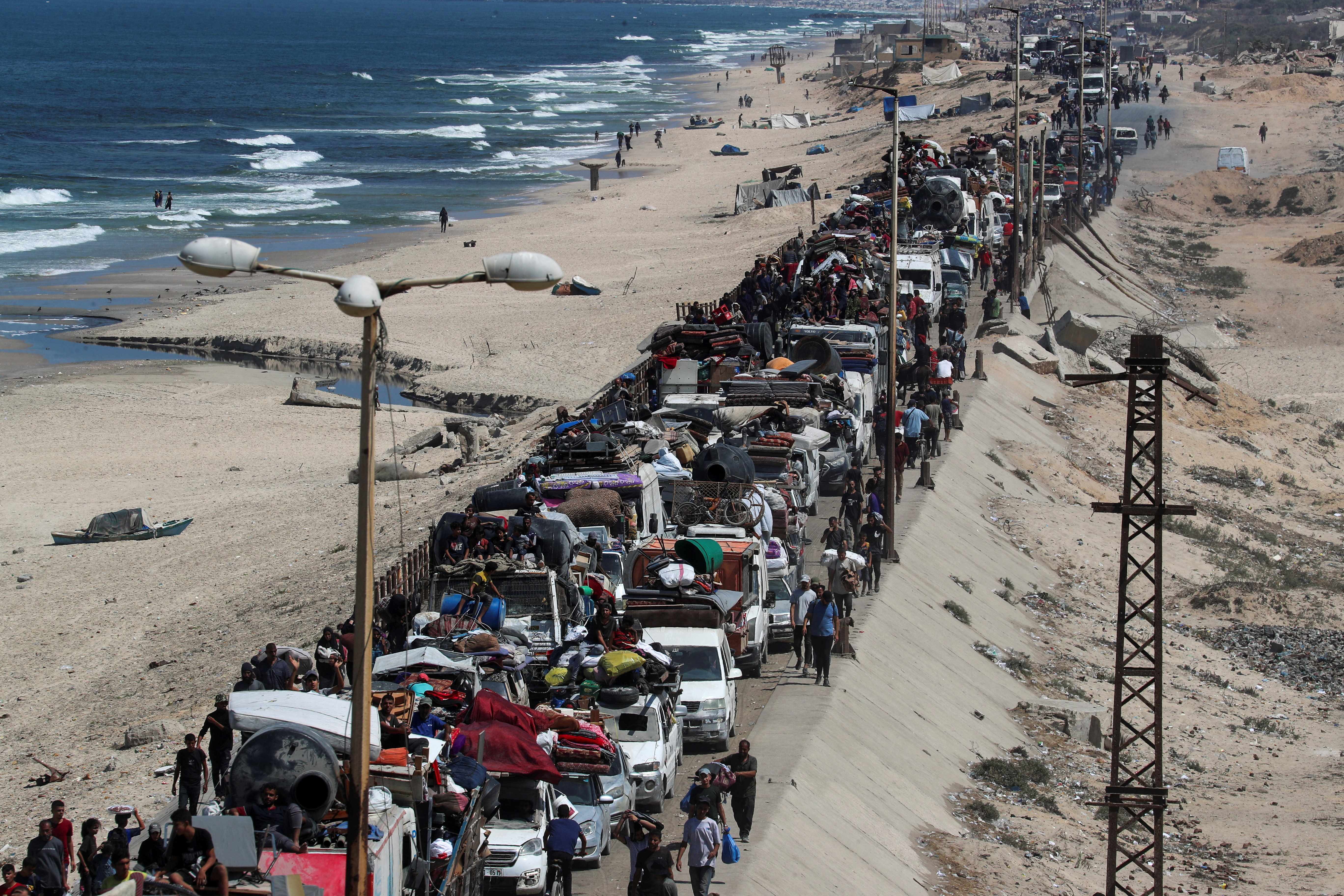 Thousands of Palestinians flee Gaza City
