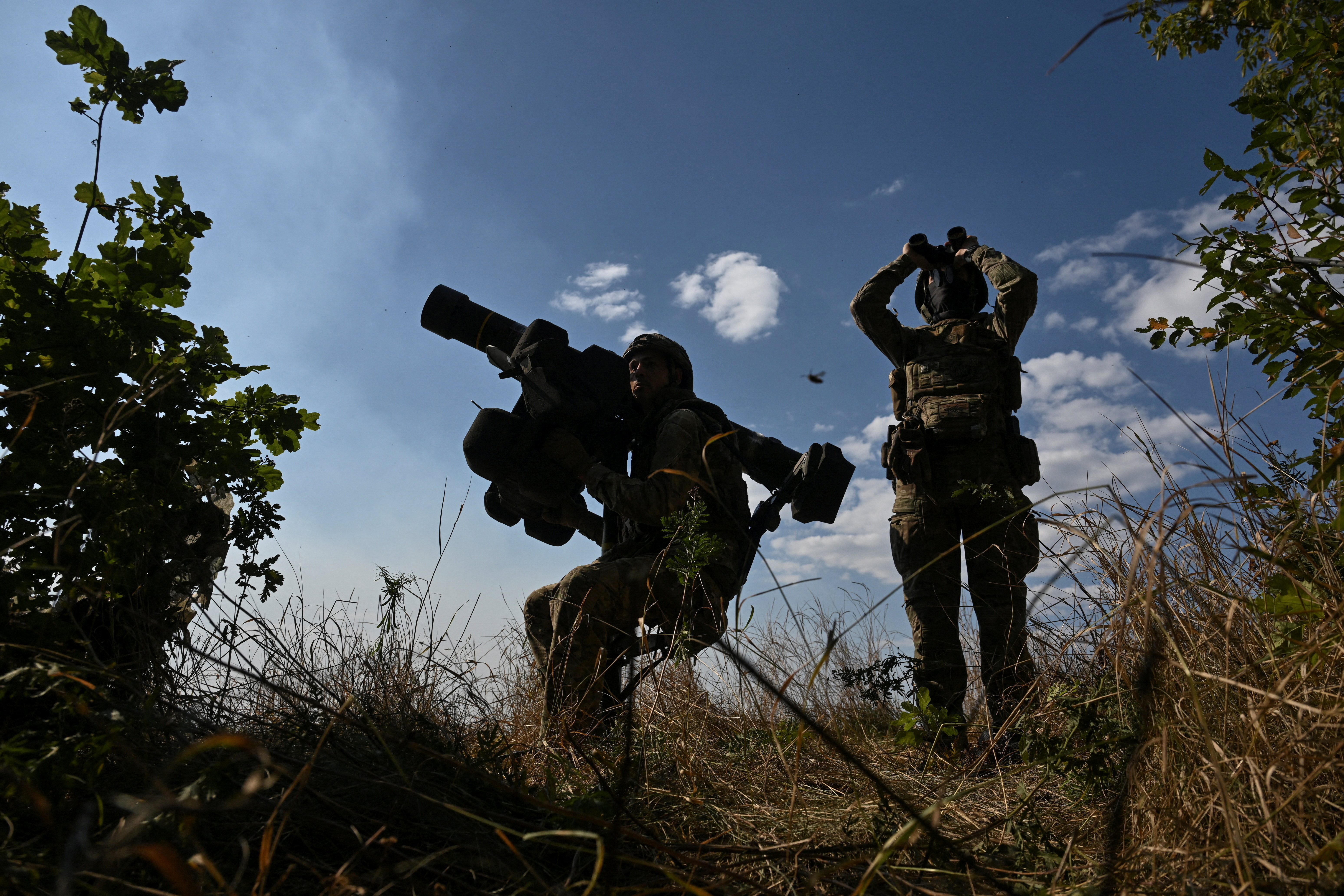 FILE PHOTO: Service members of an air defence unit of the 3rd Separate Assault Brigade observe the sky during a combat shift in a front line, amid Russia's attack on Ukraine, in Kharkiv region, Ukraine September 15, 2025. REUTERS/Stringer/File Photo