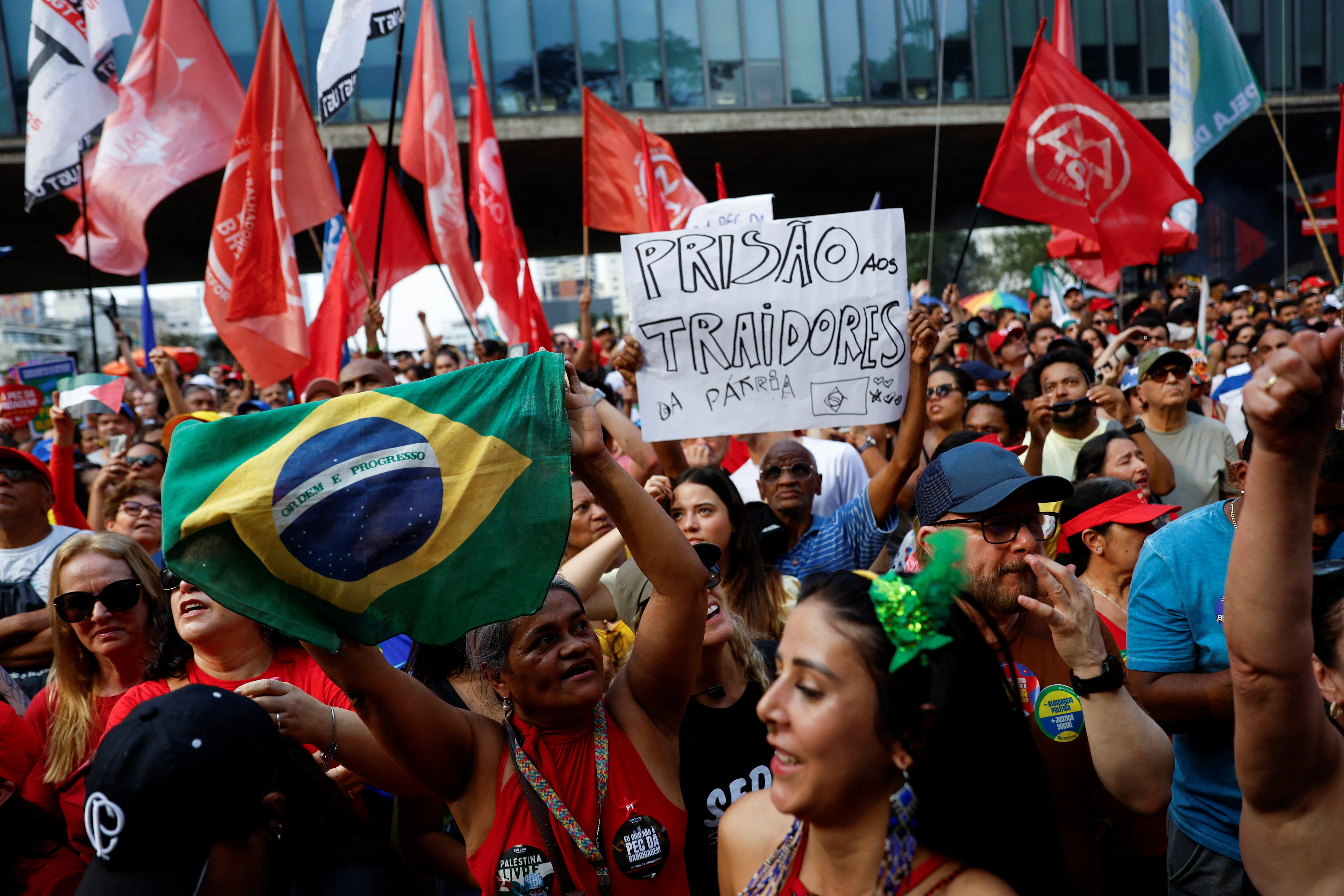 People protest against the PEC