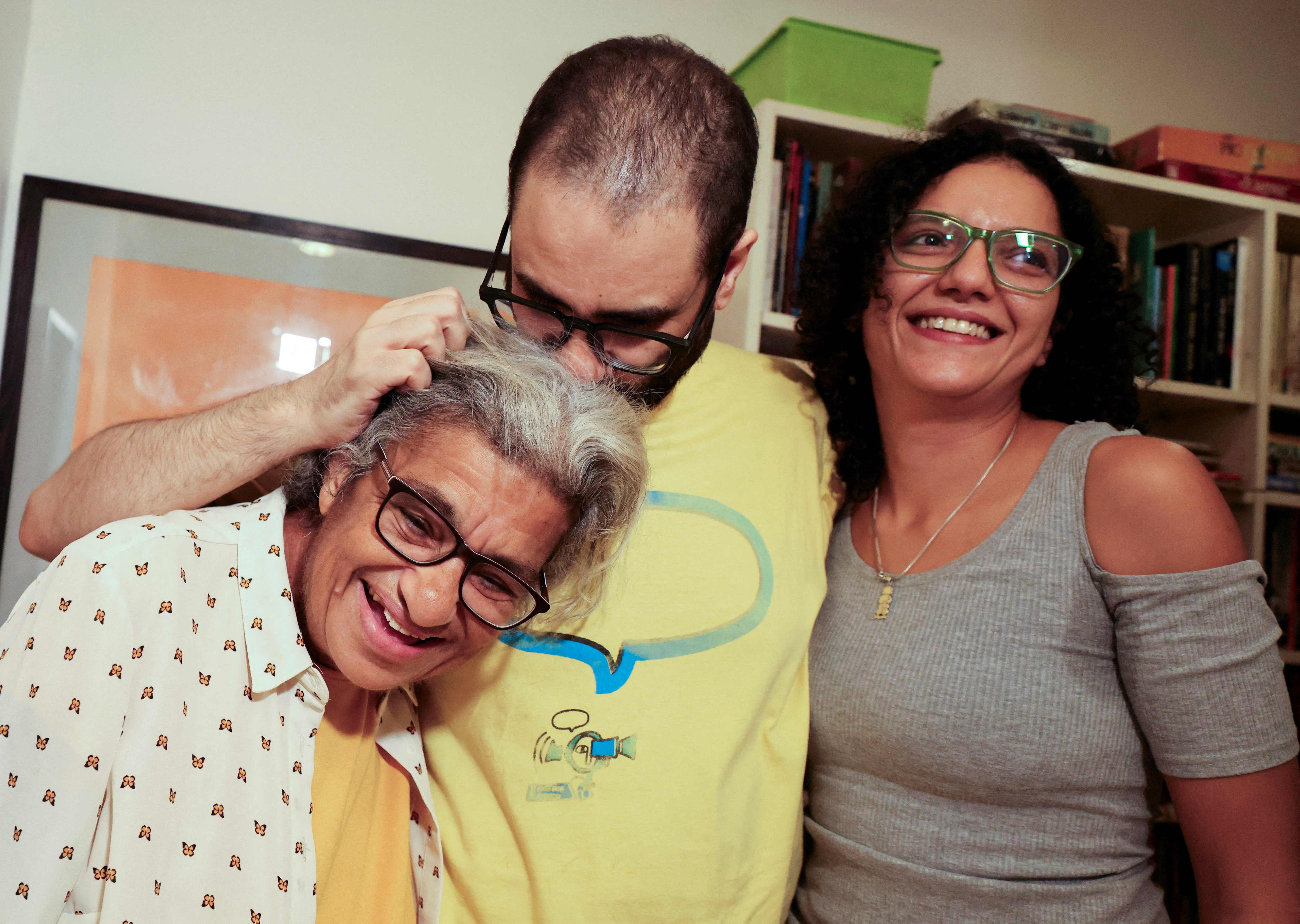  Prominent British-Egyptian activist Alaa Abd el-Fattah, who was released from prison after Egyptian President Abdel Fattah al-Sisi issued a presidential pardon for him, stands next to his mother, Laila Soueif, and sister, Sanaa, at their home in Giza, Egypt, September 23, 2025. REUTERS/Mohamed Abd El Ghany TPX IMAGES OF THE DAY