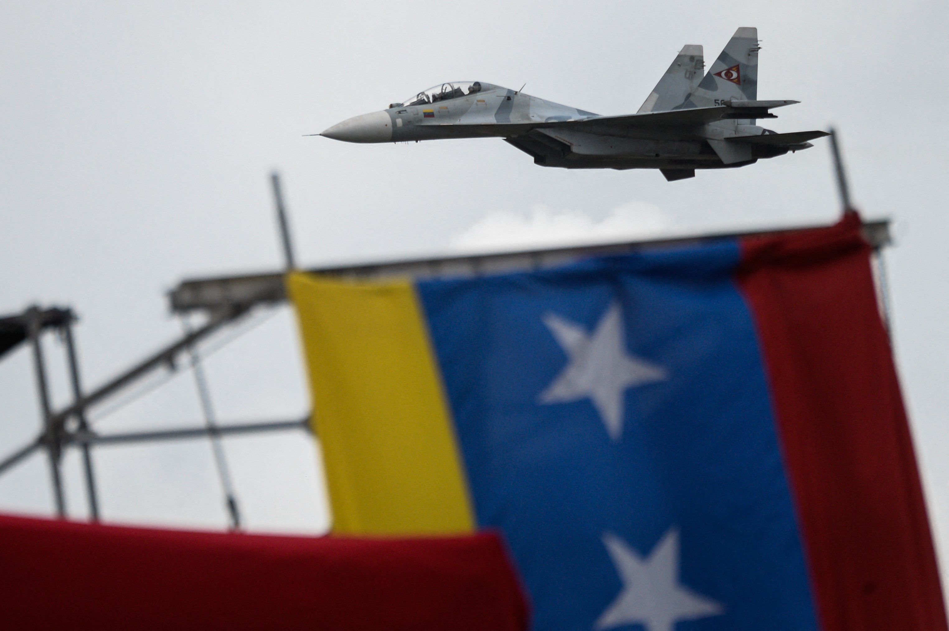 Russian-made Venezuelan Air Force Sukhoi Su-30MKV multirole strike fighters overfly a military parade to celebrate Venezuela's 206th anniversary of its Independence in Caracas on July 5, 2017. Dozens of pro-government activists stormed into the seat of Venezuela's National Assembly Wednesday as the opposition-controlled legislature was holding a special session to mark the independence day. (Photo by FEDERICO PARRA / AFP)