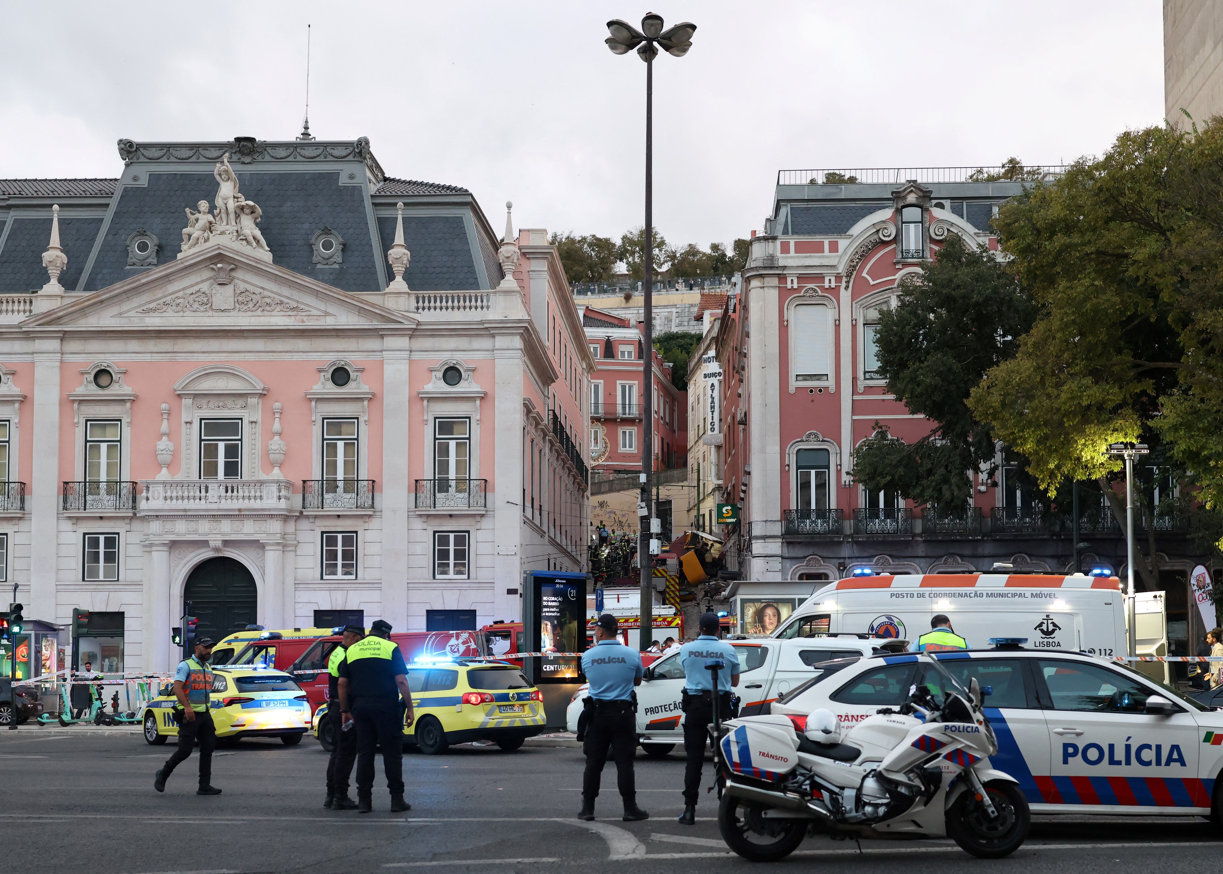Police and firefighters work on the site of the Gloria funicular railway accident in Lisbon, on September 3, 2025. The accident of a funicular railway caused several dead and seriously injured in Lisbon, announced the Portugal's President of the Republic. (Photo by PATRICIA DE MELO MOREIRA / AFP)
