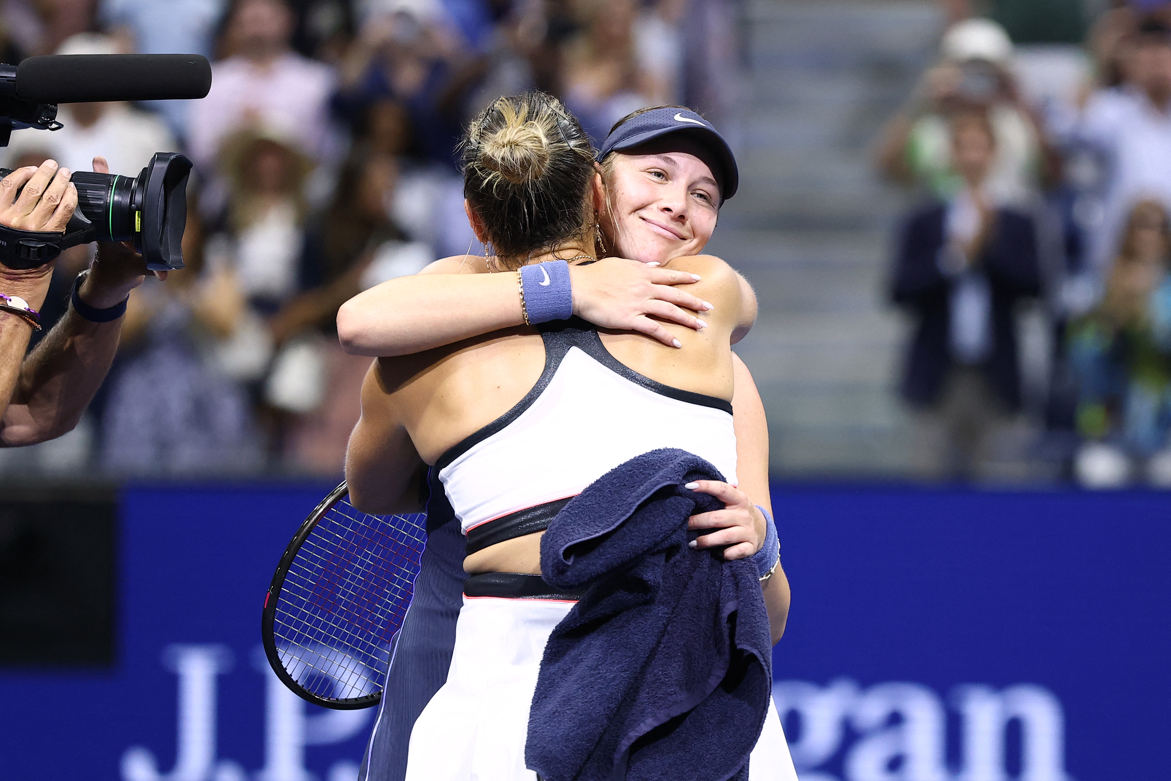 Aryna Sabalenka and Amanda Anisimova react.