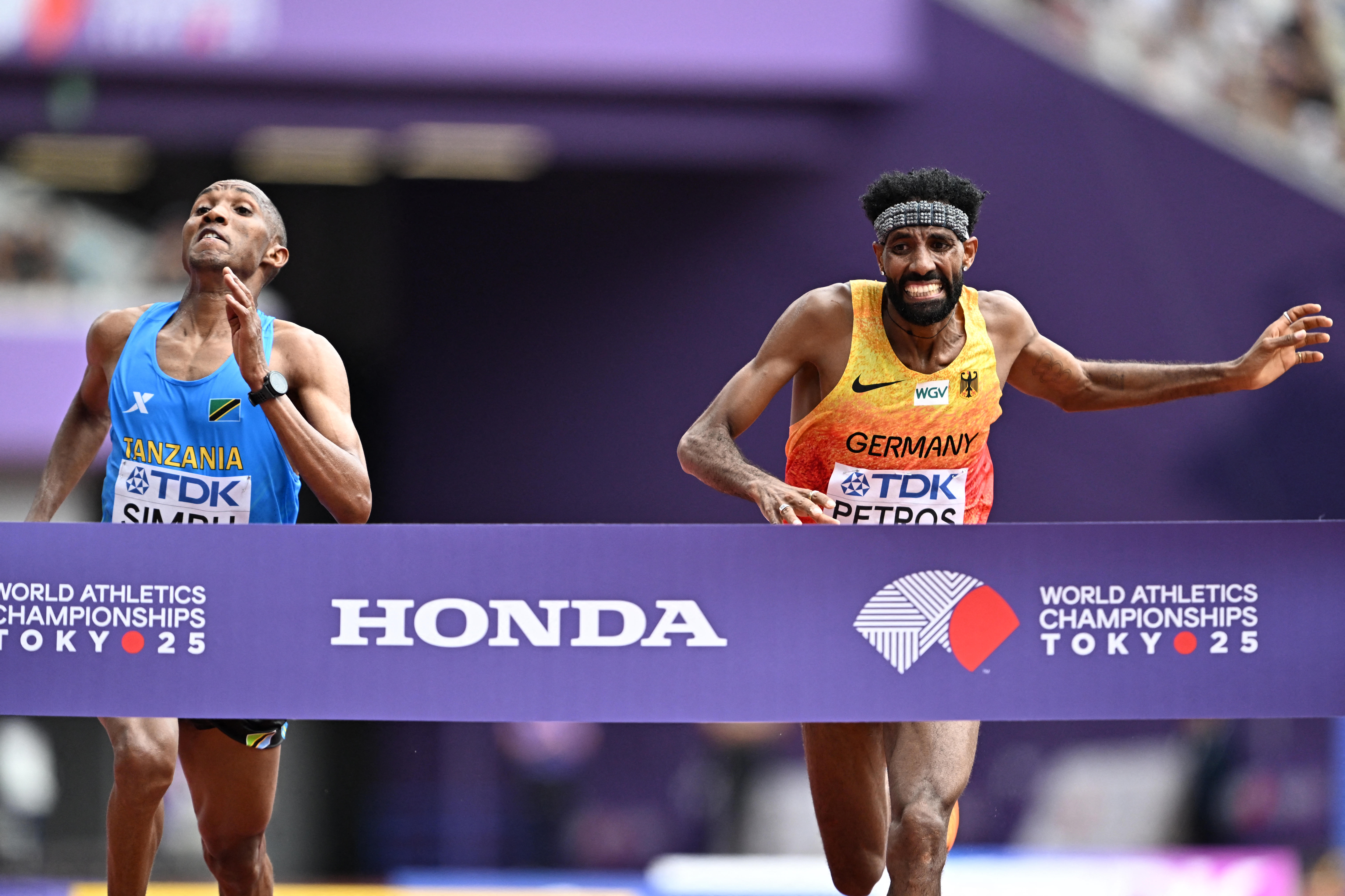 Alphonce Felix Simbu and Amanal Petros in action.