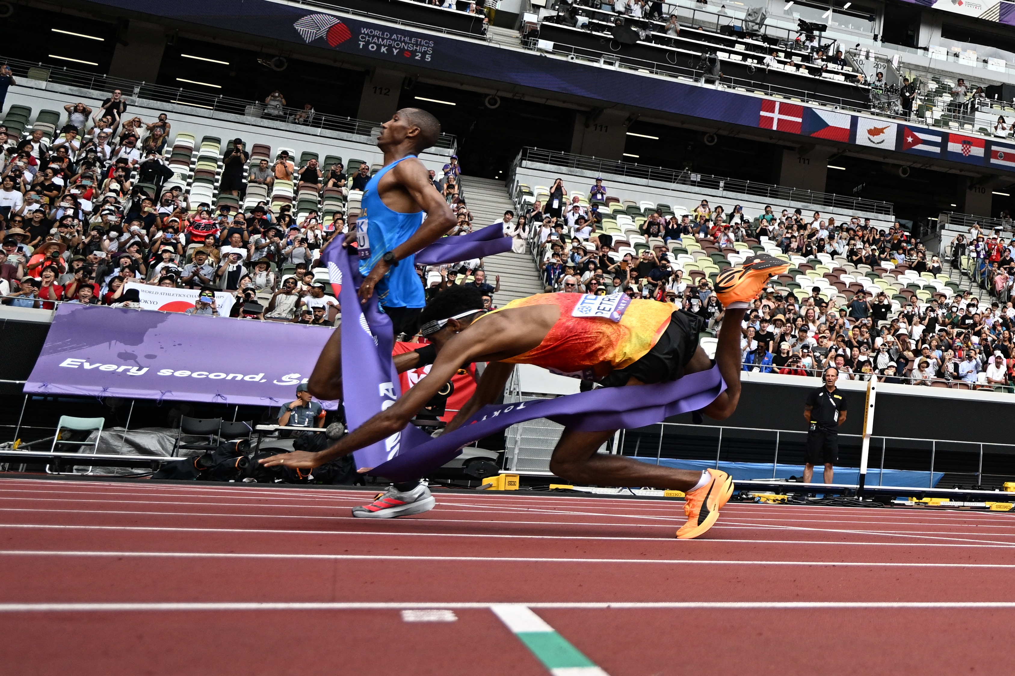 Alphonce Felix Simbu and Amanal Petros in action.