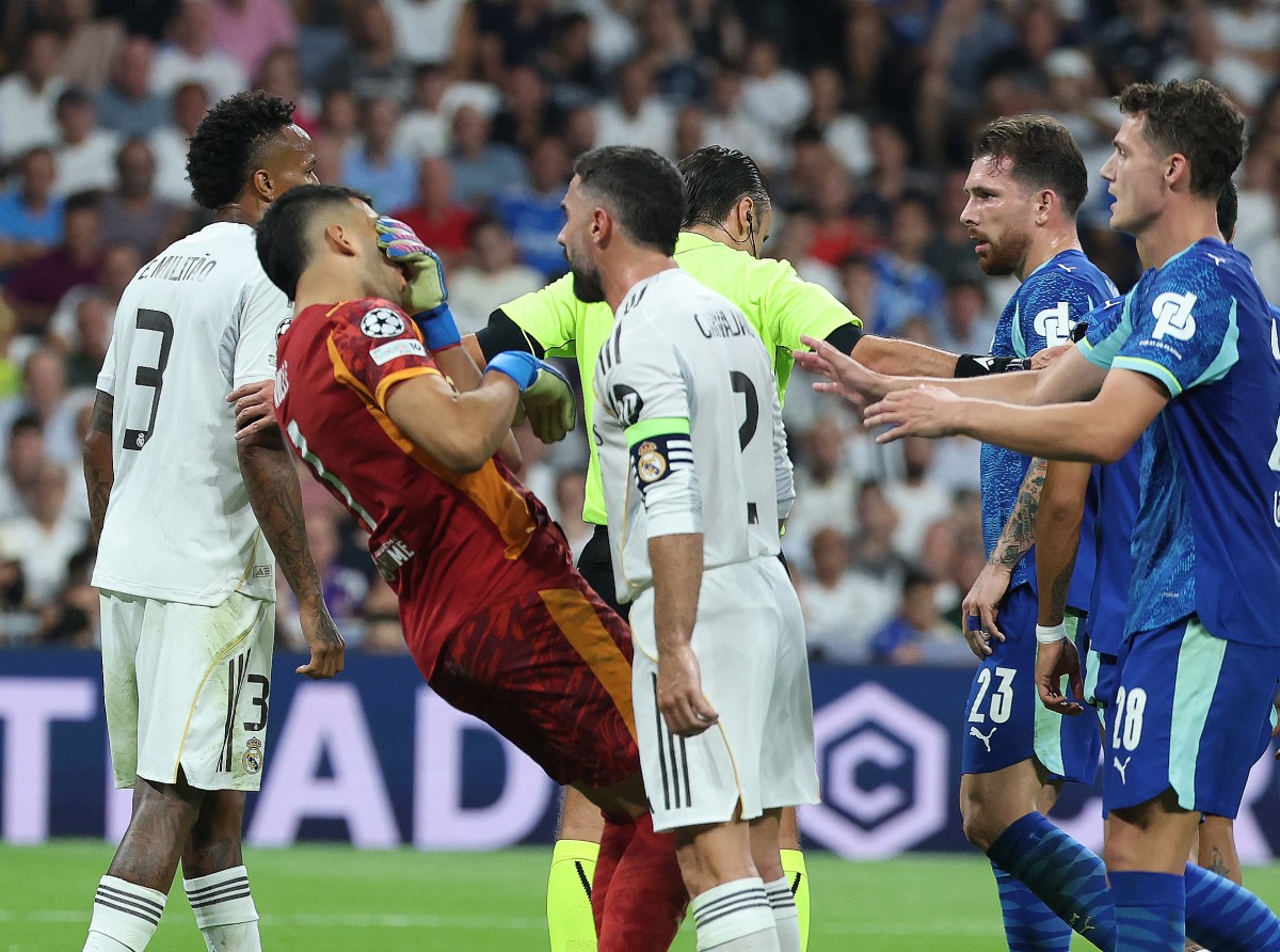 Real Madrid's Spanish defender #02 Dani Carvajal faces Marseille's Argentine goalkeeper #01 Geronimo Rulli during the UEFA Champions League first round day 1 football match