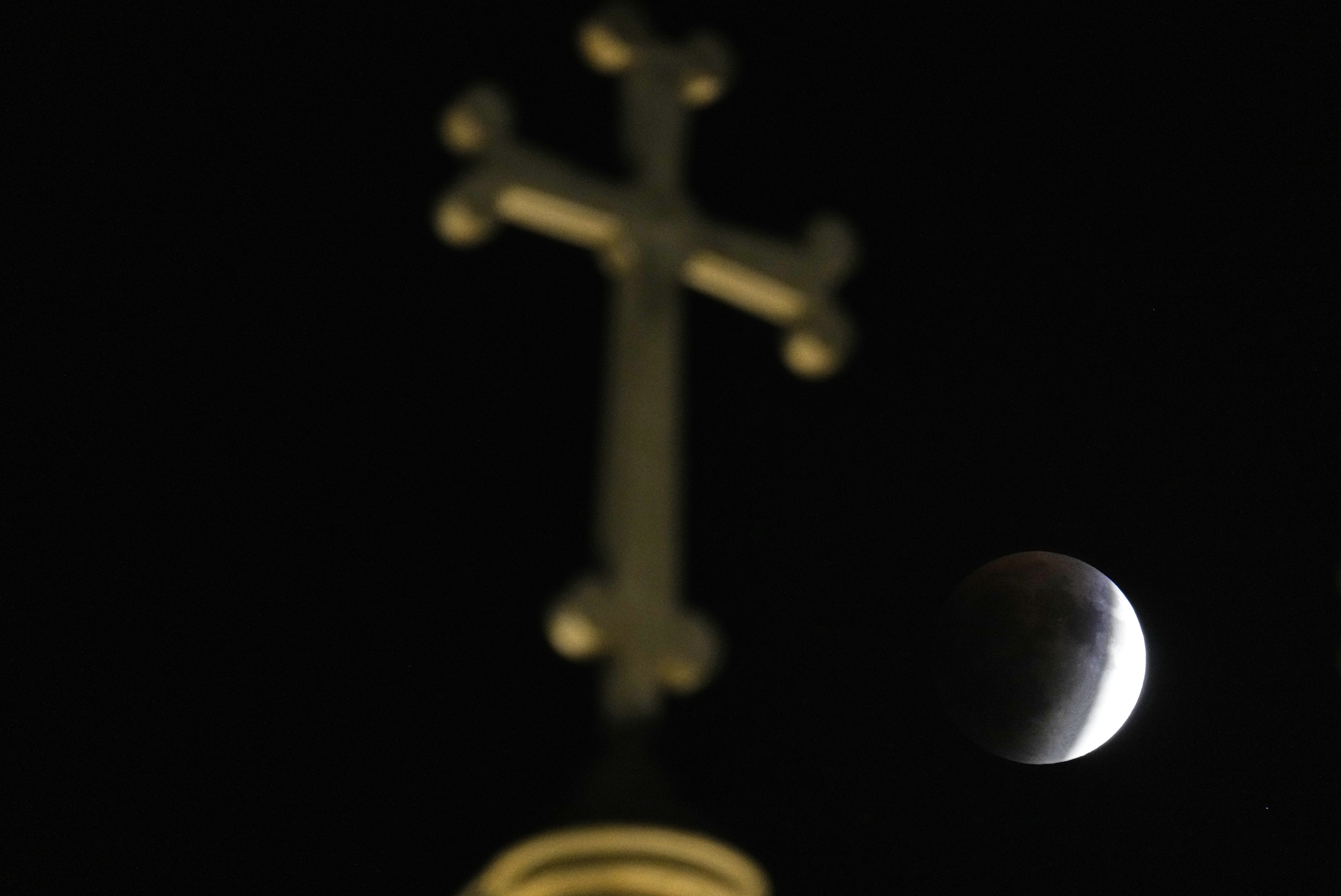 'Blood Moon' rises during total lunar eclipse