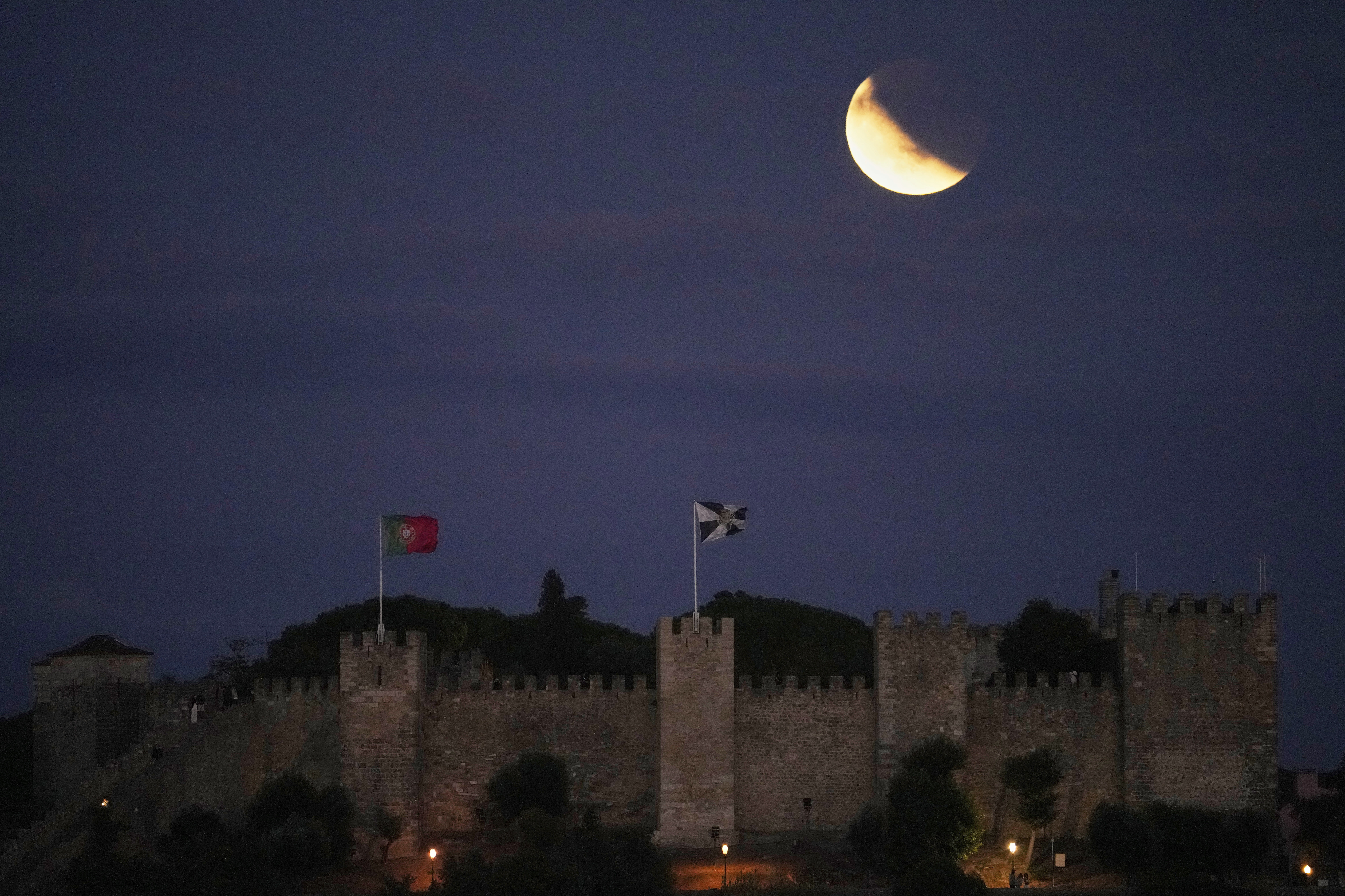 'Blood Moon' rises during total lunar eclipse
