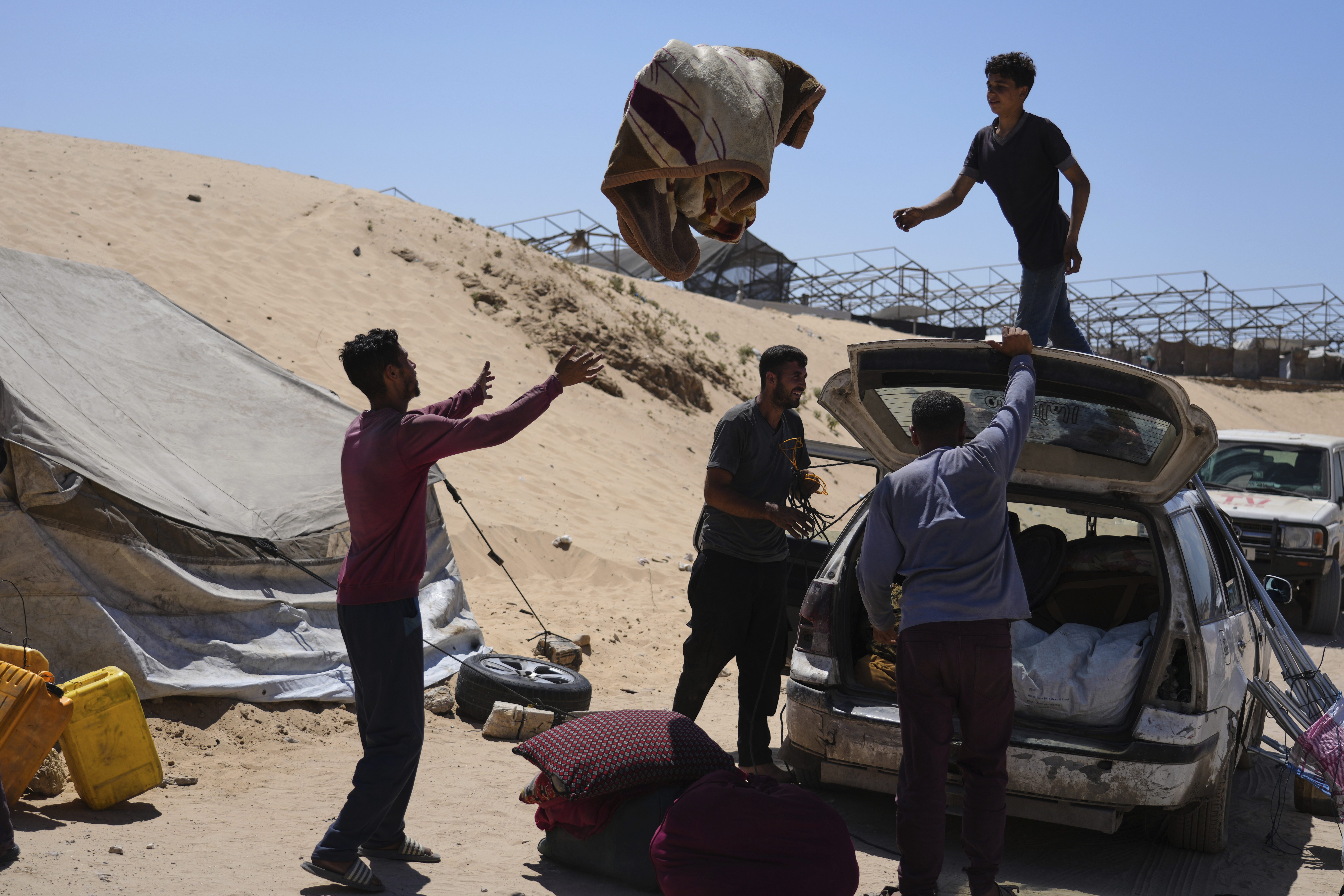 Thousands flee Gaza's bombardment as calls for evacuation intensify