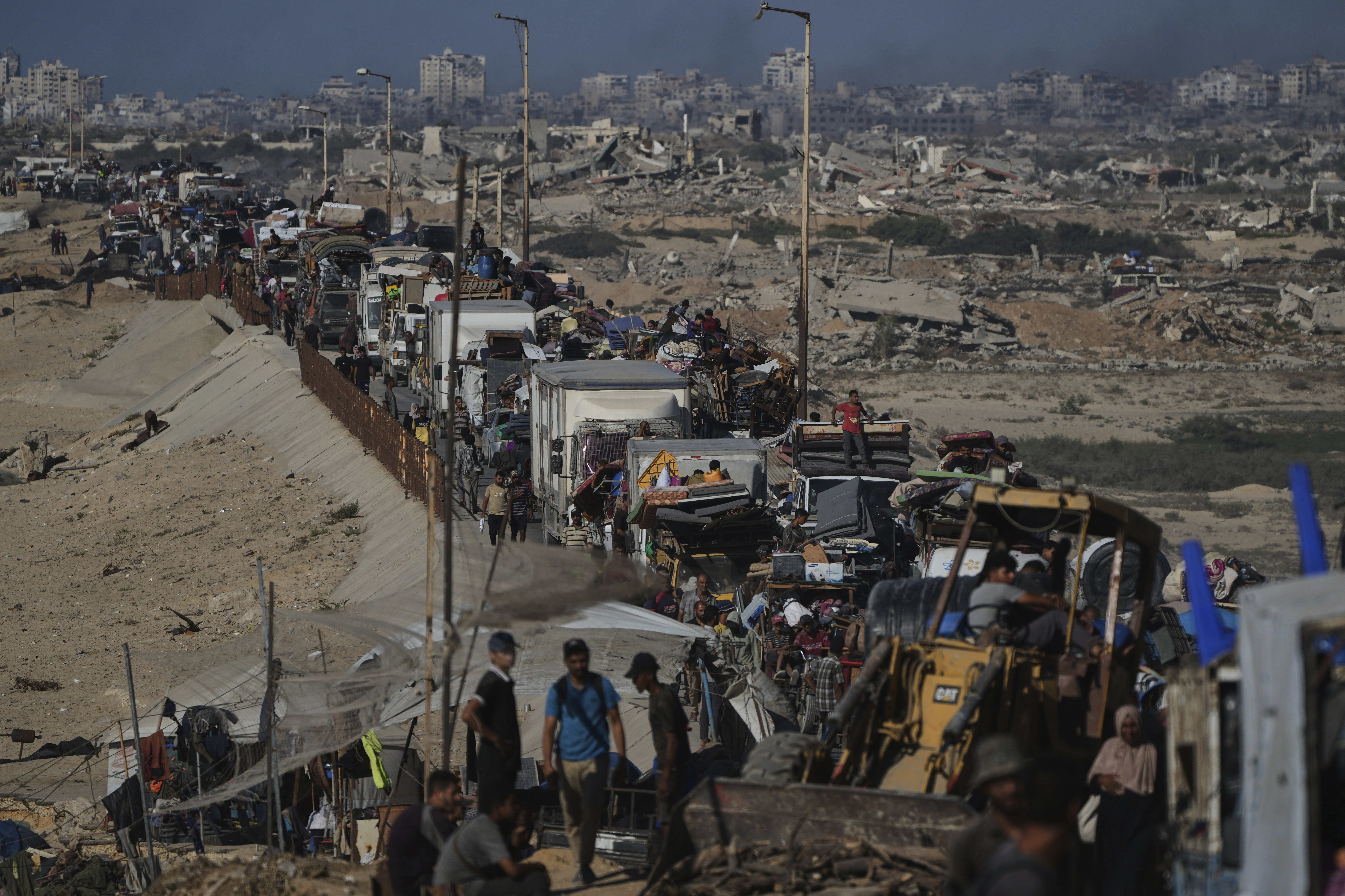 Thousands flee Gaza's bombardment as calls for evacuation intensify