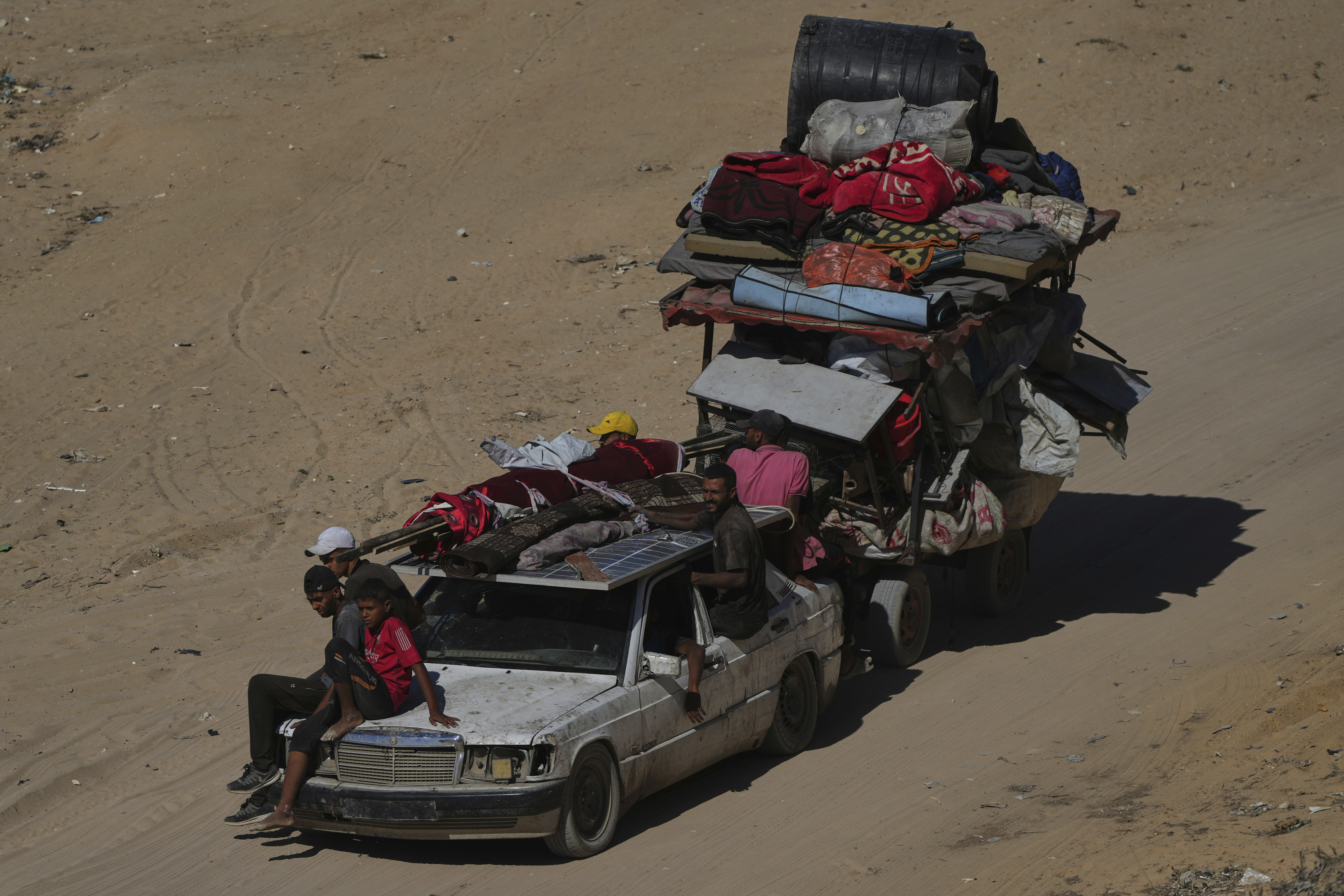 Thousands flee Gaza's bombardment as calls for evacuation intensify