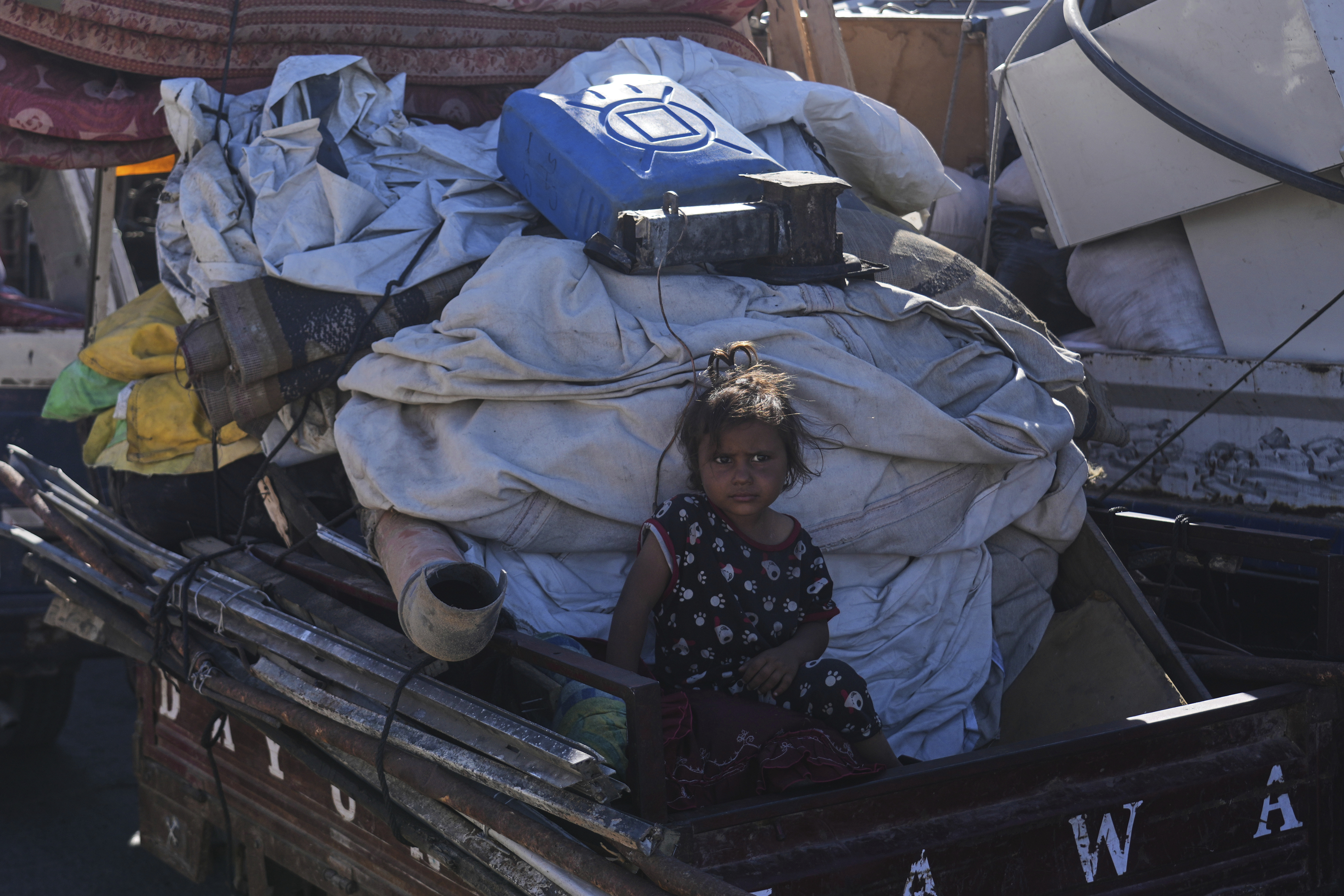 Thousands flee Gaza's bombardment as calls for evacuation intensify