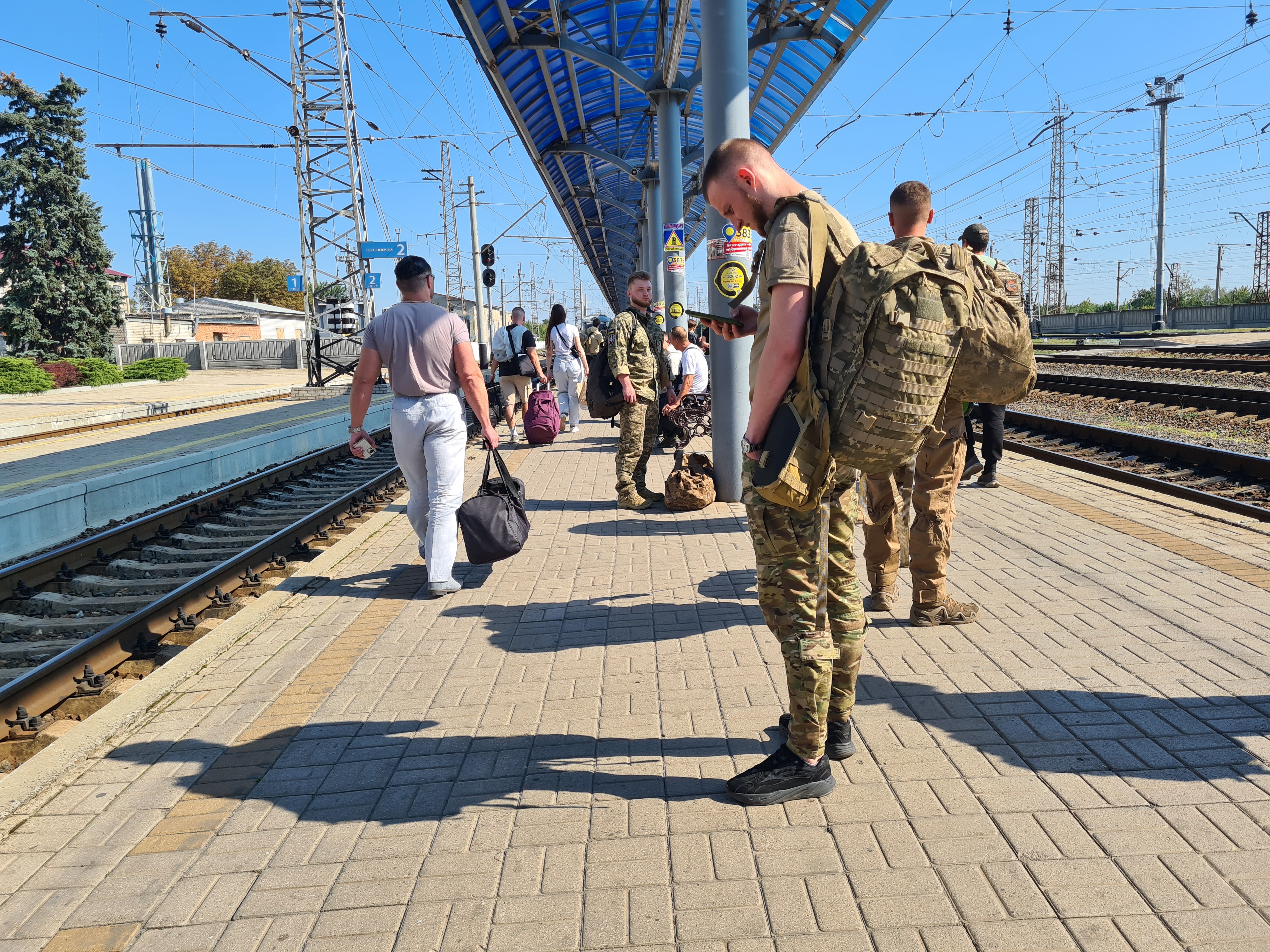 Ukrainian servicemen at a railroad station in Slovyansk-1758116586