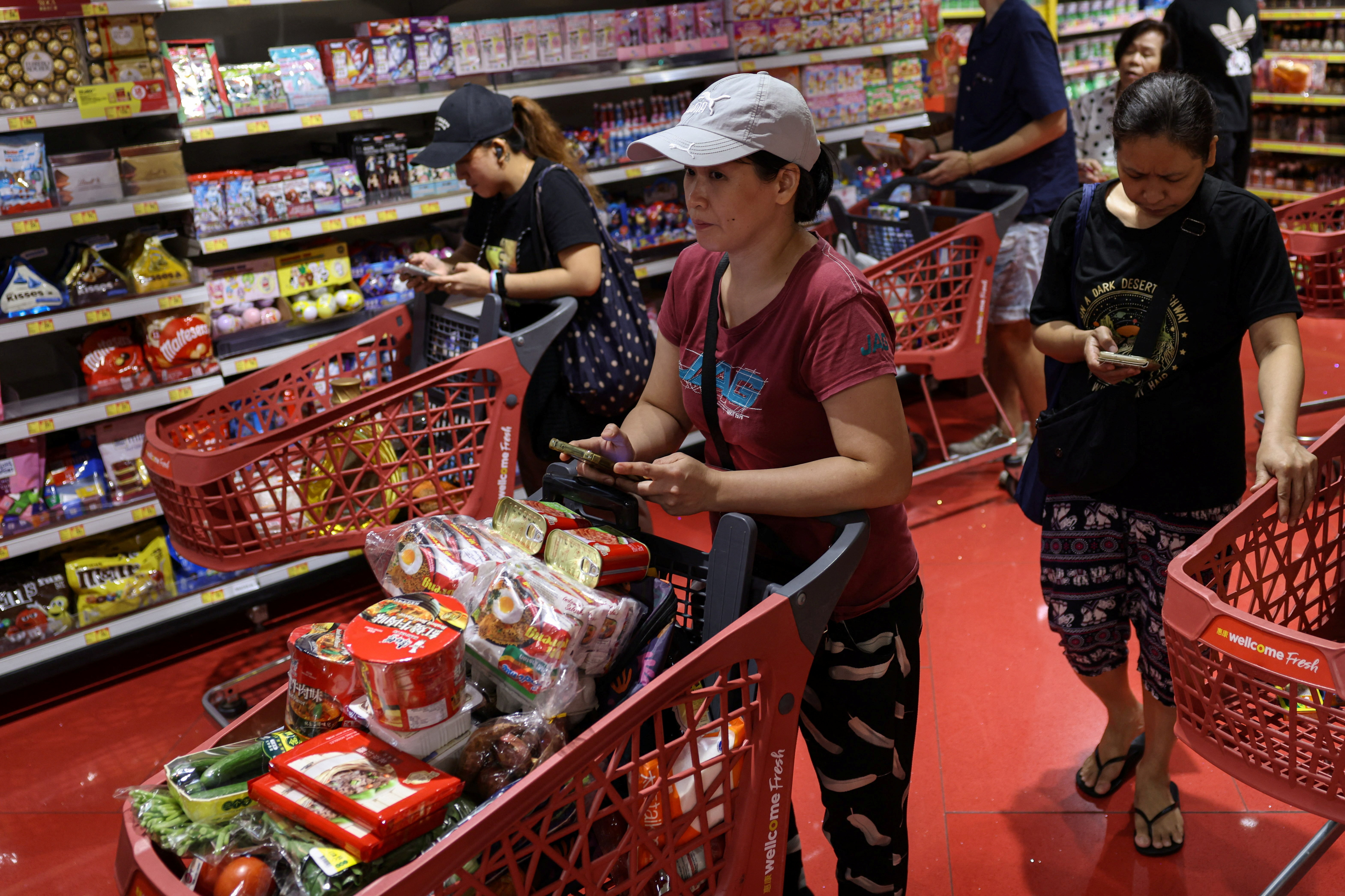 Residents stock up on supplies at a supermarket to prepare for the approaching Typhoon Ragasa, in Hong Kong, China, September 22, 2025. REUTERS/Tyrone Siu