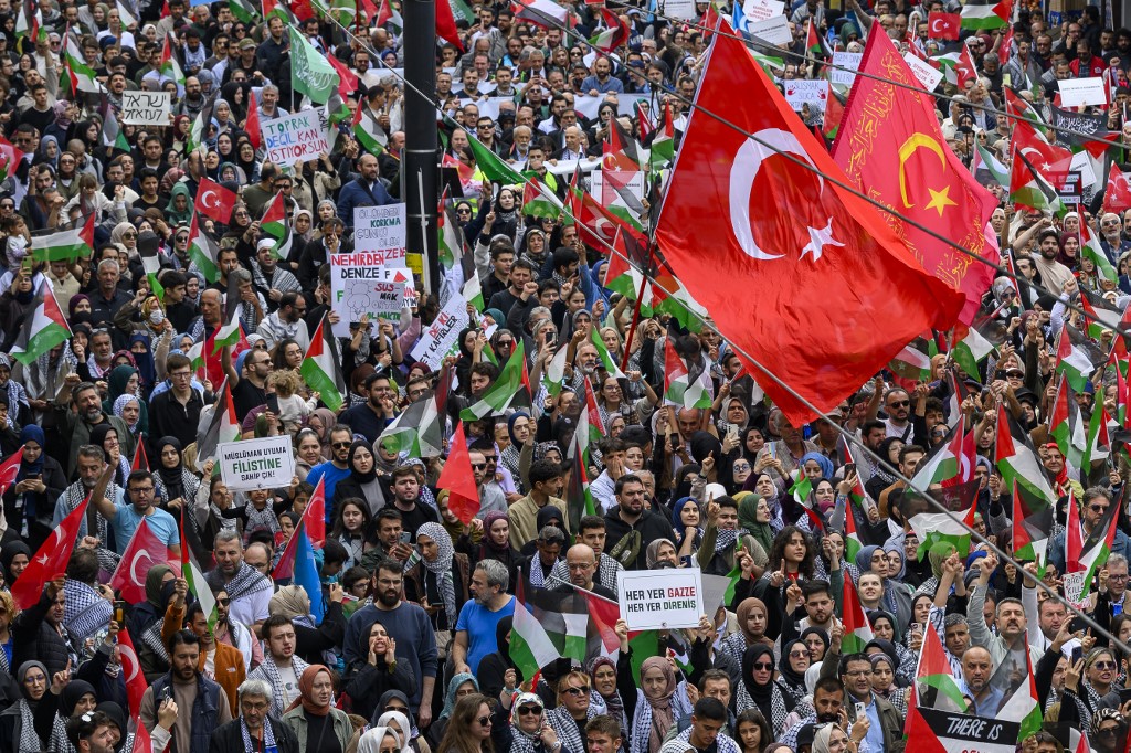 Thousands of Turkish citizens take part in a rally in solidarity with Palestinians