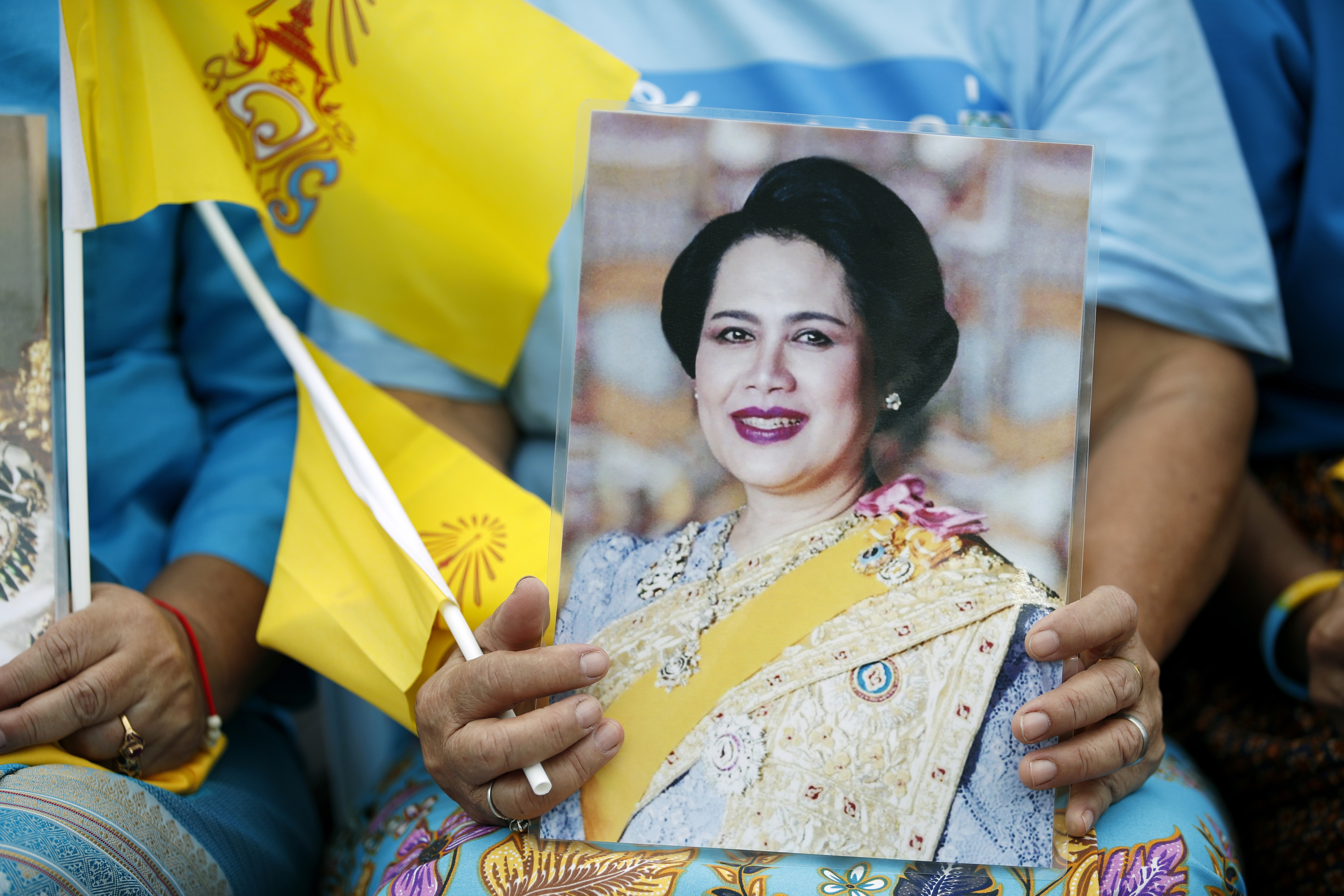 epaselect epa12295342 A Thai royalist holds a portrait of Thai Queen Mother Sirikit during a ceremony to celebrate her 93rd birthday at the Royal Ground Sanam Luang in Bangkok, Thailand, 12 August 2025. The Queen Mother of Thailand turned 93 on 12 August 2025. EPA/RUNGROJ YONGRIT