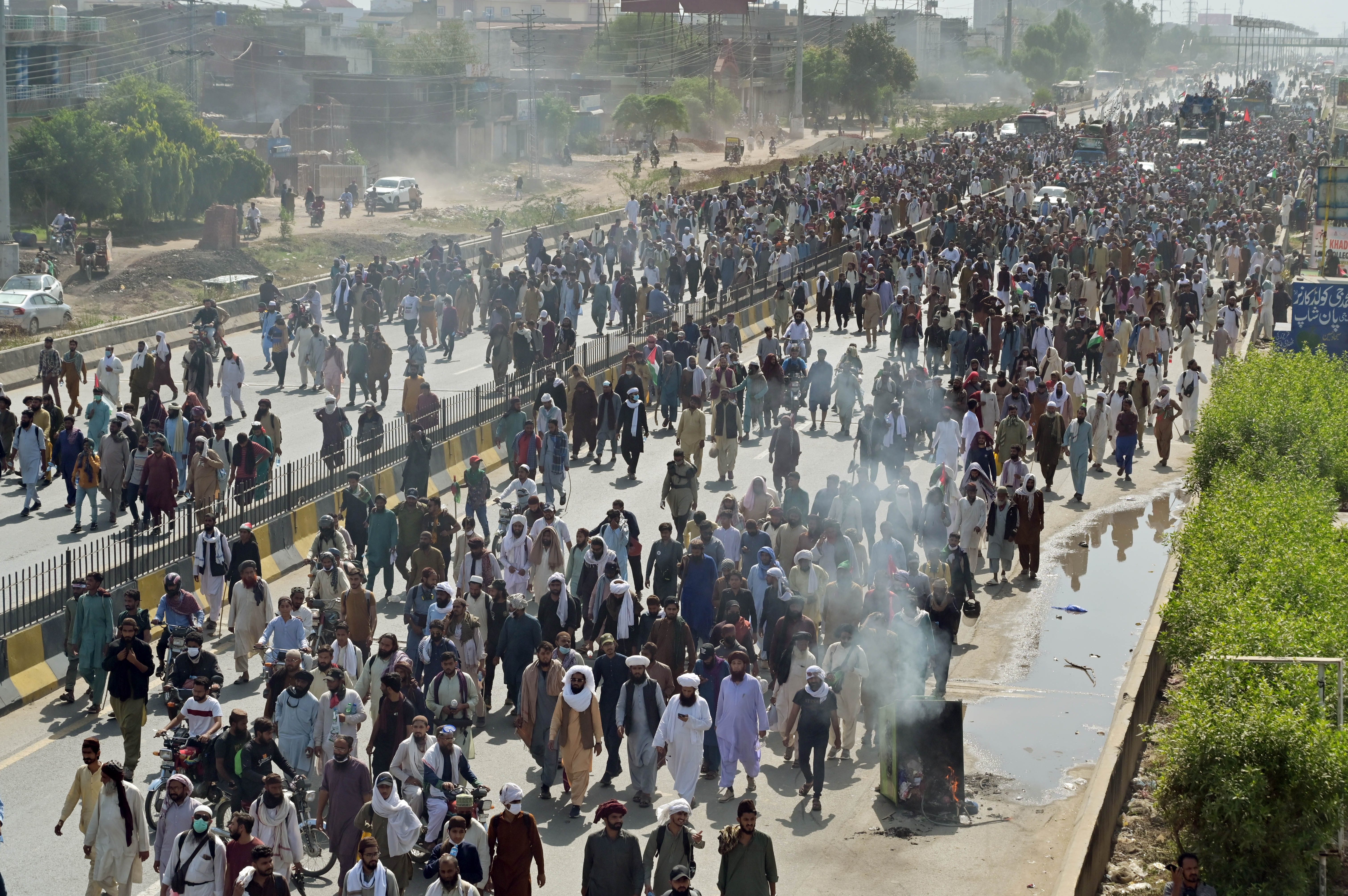 epa12446810 Supporters of the Islamic political party Tehrik-e-Labaik Pakistan (TLP) rally towards the US embassy during an anti-Israel protest at Islamabad, in Lahore, Pakistan, 11 October 2025. Violent clashes erupted in Lahore late on 08 October after police raided TLP's headquarters to arrest its chief, Saad Rizvi. The crackdown followed TLP's announcement of an anti-Israel protest outside the US embassy in Islamabad on 10 October, prompting authorities to place containers at Faizabad Interchange. EPA/A. HUSSAIN