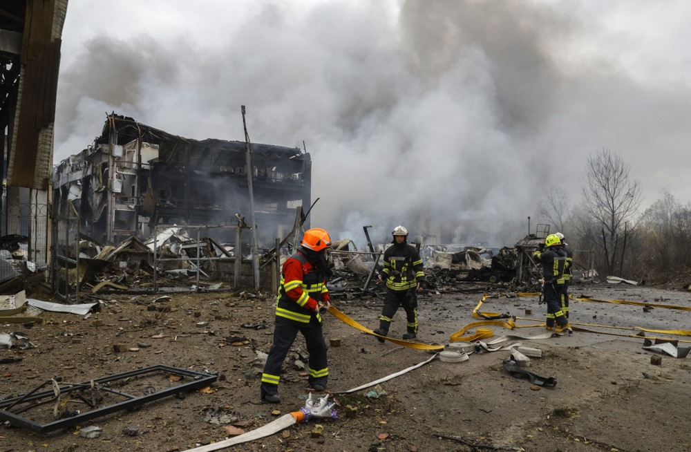 epa12480964 Ukrainian rescuers work at the site of a Russian missile strike in Kyiv, Ukraine, 25 October 2025, amid the Russian invasion. At least two people were killed and 13 others injured after Russian forces launched an overnight attack on Kyiv, the State Emergency Service of Ukraine reported. EPA/SERGEY DOLZHENKO
