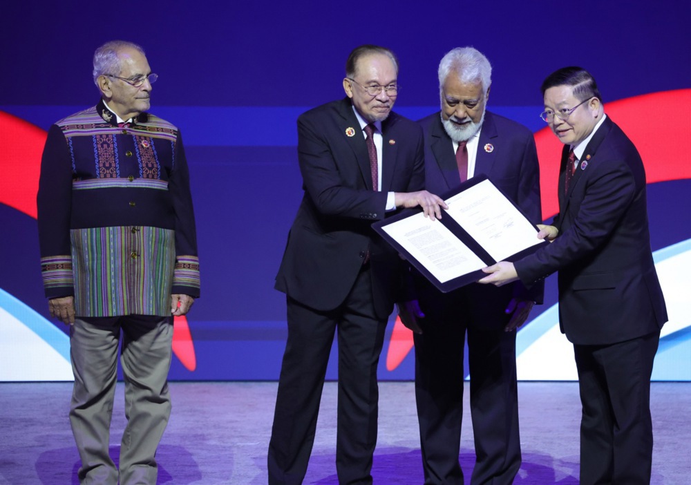 epa12482858 Timor-Leste’s President Jose Ramos-Horta (L) looks on as Malaysia’s Prime Minister Anwar Ibrahim (2-L), Timor-Leste’s Prime Minister Kay Rala Xanana Gusmão (2-R) and ASEAN Secretary-General Kao Kim Hourn hold the documents of the ‘Declaration on the Admission of Timor-Leste into ASEAN’ during the opening of the Association of Southeast Asian Nations (ASEAN) Summit at the Kuala Lumpur Convention Centre (KLCC) in Kuala Lumpur, Malaysia, 26 October 2025. The 47th ASEAN Summit and Related Summits are being held in the Malaysian capital from 26 to 28 October 2025. EPA/HOW HWEE YOUNG
