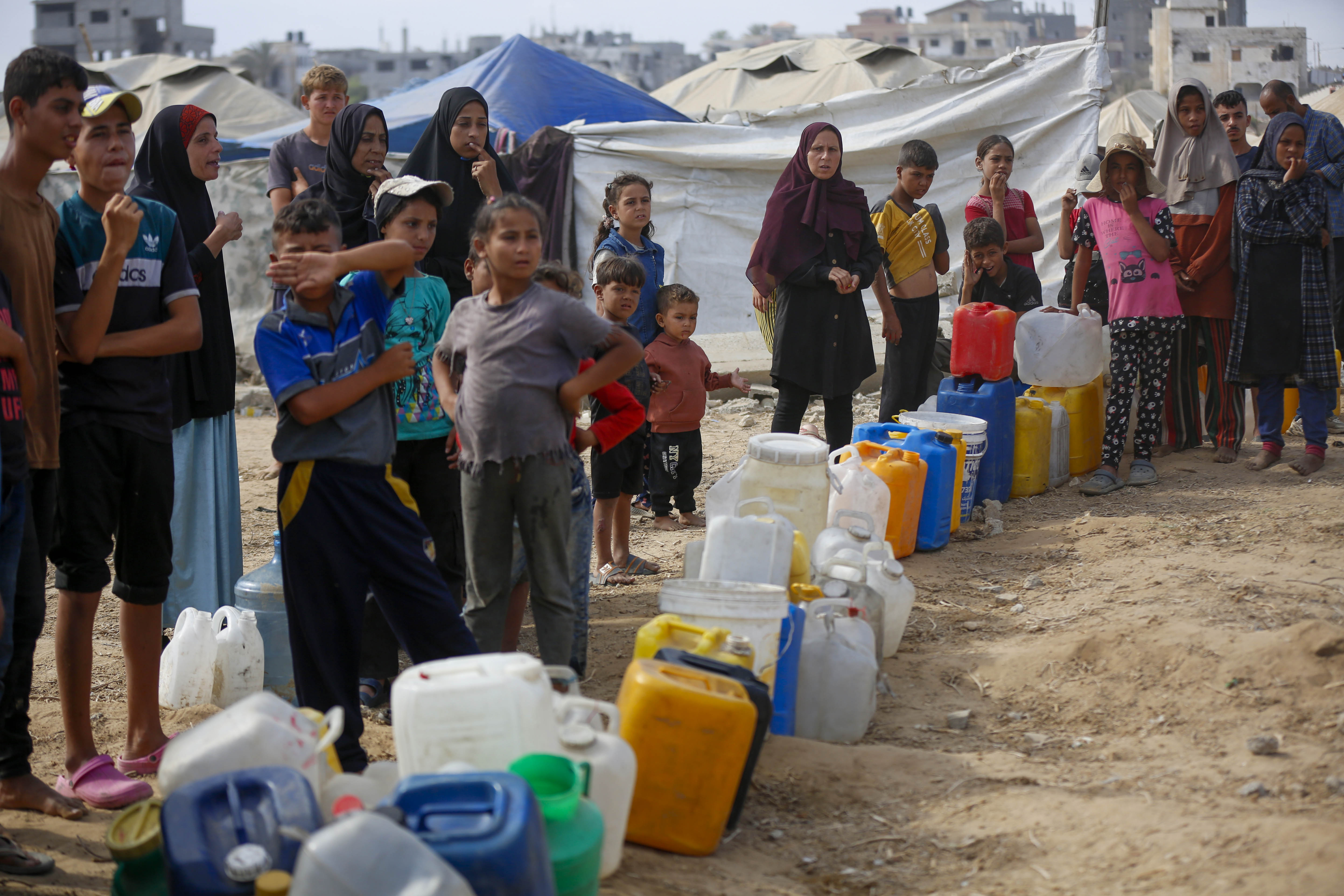 Water shortages persist in Gaza during Israeli strikes