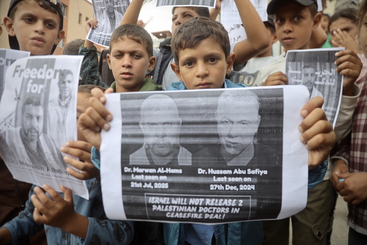 People, including the hospital director, doctors, healthcare workers, and relatives of detainees, take part in a solidarity event at Nasser Medical Complex to demand the release of prisoners held in Israeli jails in Khan Yunis, southern Gaza, on October 12, 2025. Photojournalist:Abdallah F.s. Alattar