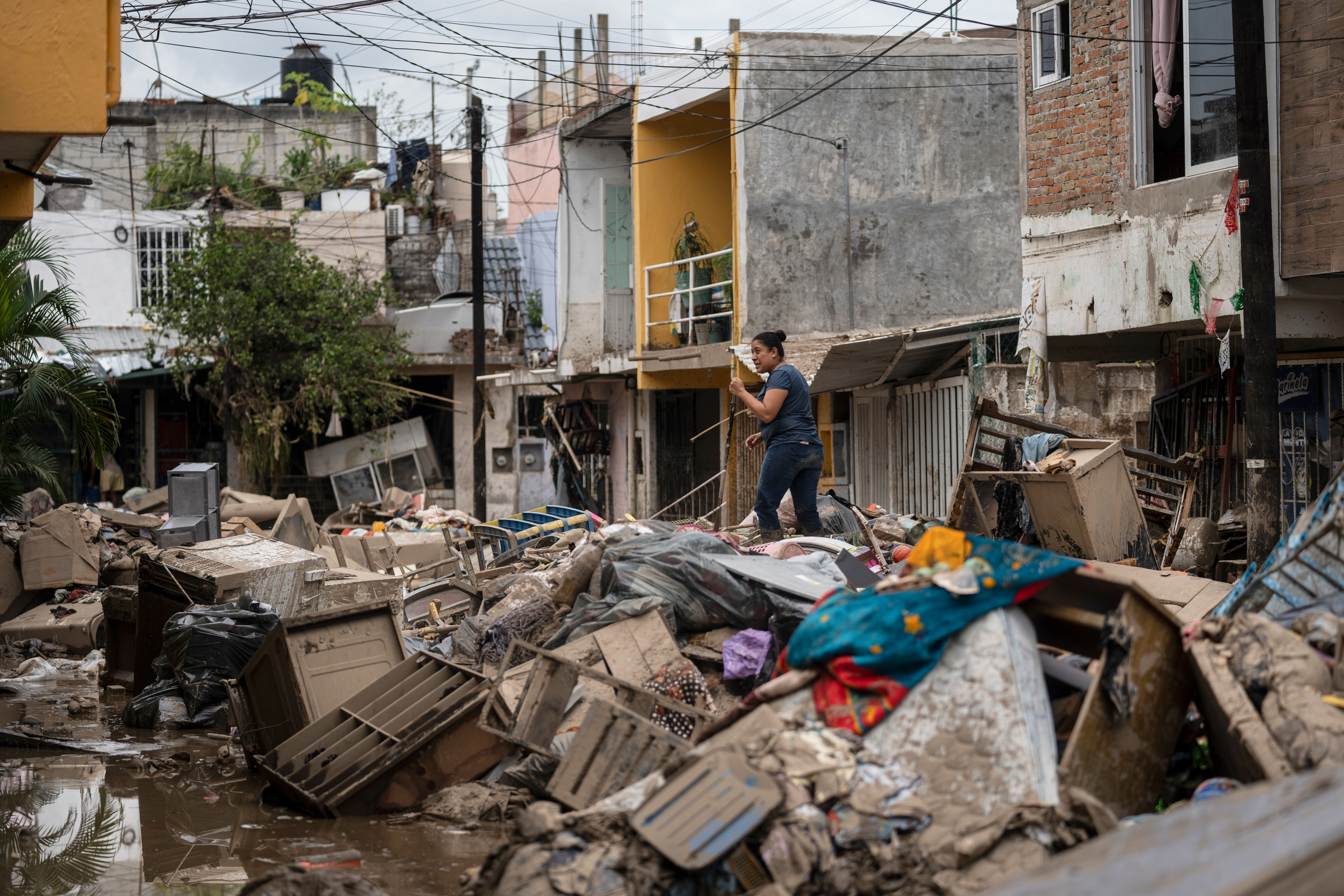 A week after floods, central Mexico struggle to recover from devastation