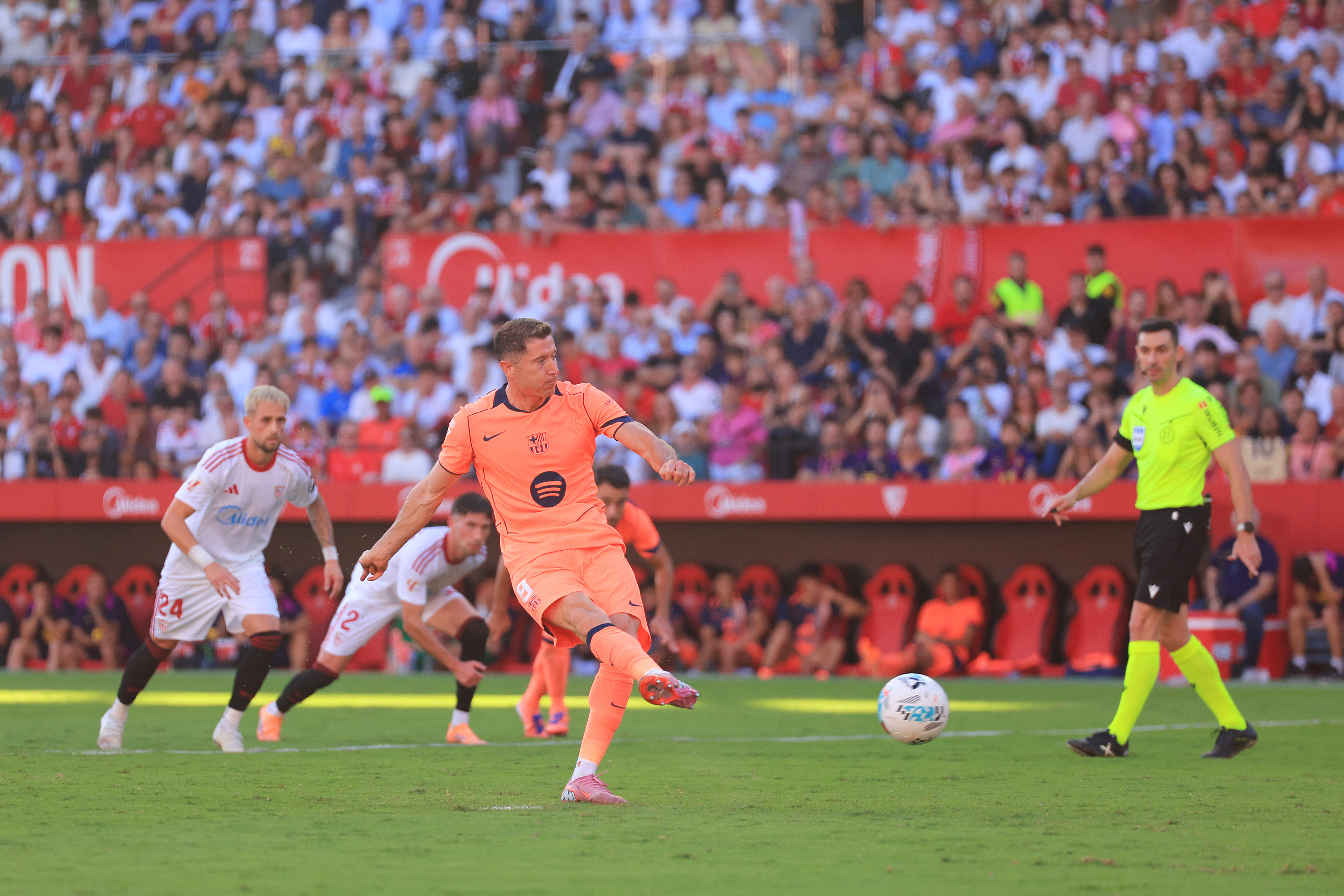 Robert Lewandowski in action.