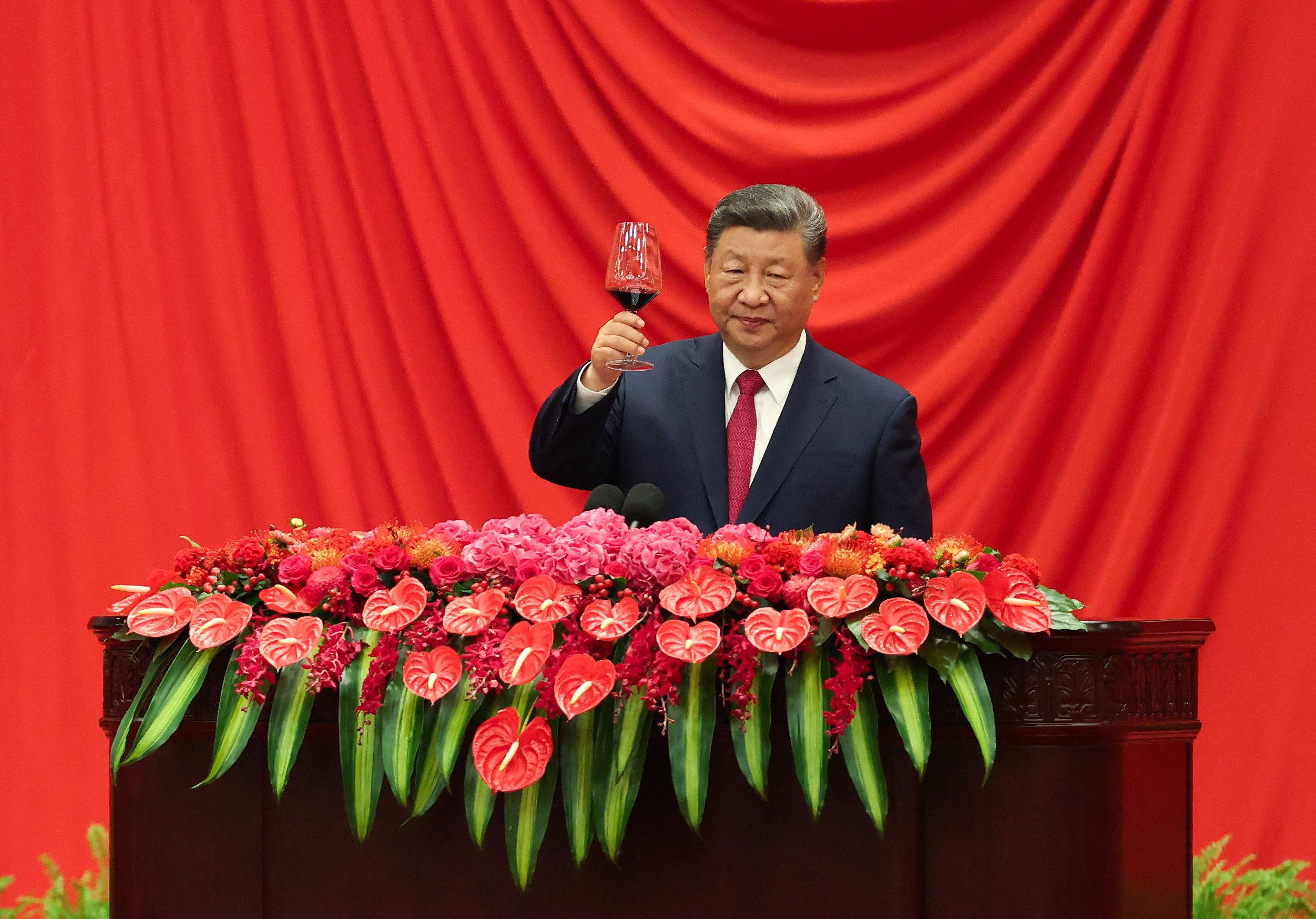 China’s President Xi Jinping toasts during the National Day reception on the eve of the 76th founding anniversary of the People's Republic of China, at the Great Hall of the People in Beijing, China September 30, 2025. REUTERS/Maxim Shemetov