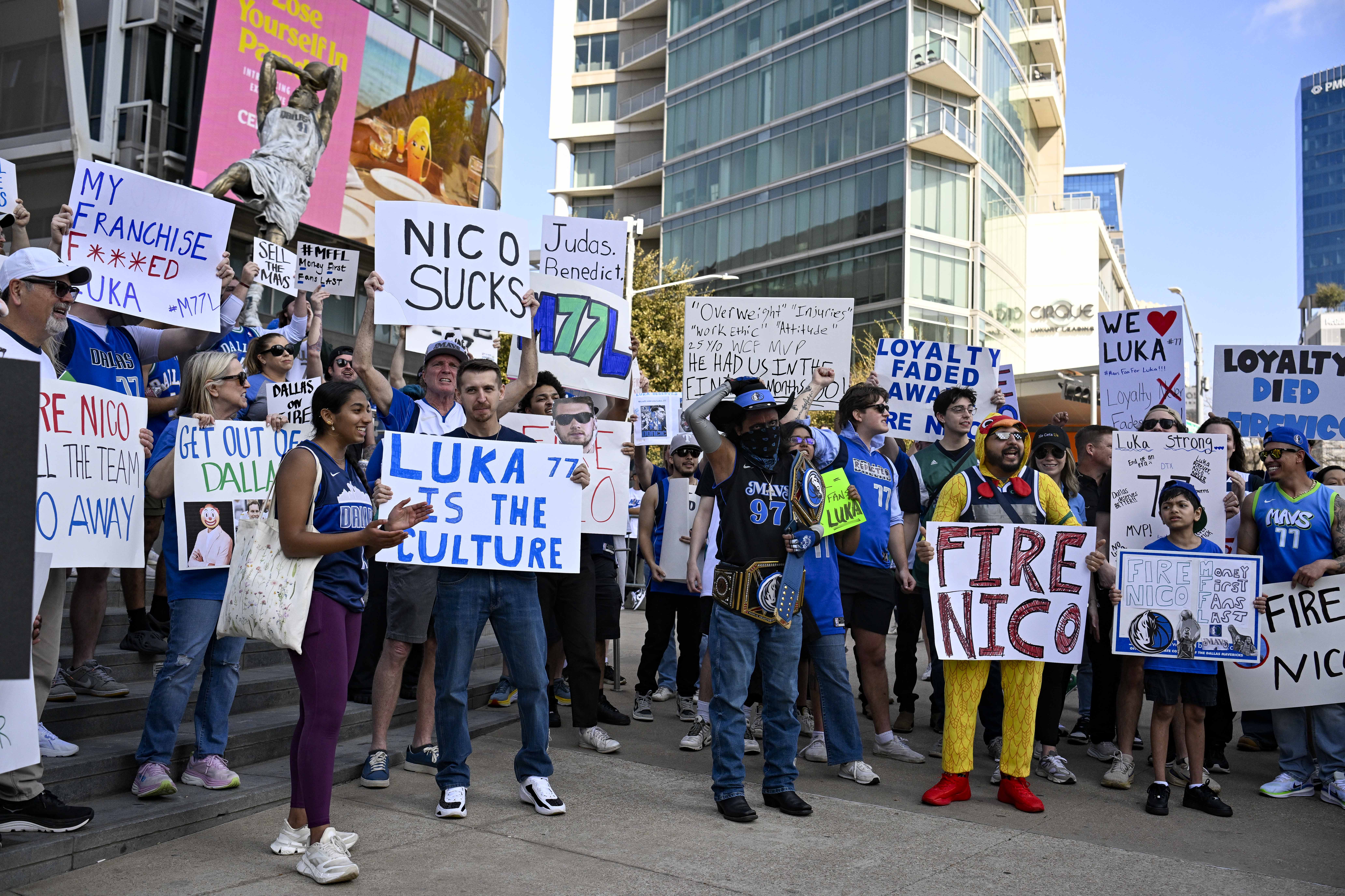 Dallas Mavericks fans react.