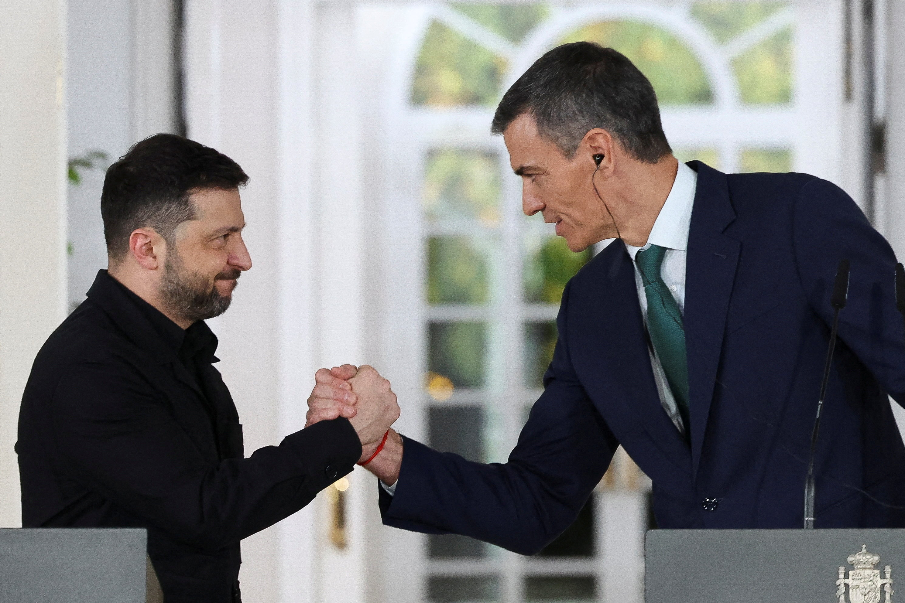 Spain's Prime Minister Pedro Sanchez and Ukraine's President Volodymyr Zelenskiy shake hands during a press conference at Moncloa Palace, in Madrid, Spain, November 18, 2025. REUTERS/Violeta Santos Moura TPX IMAGES OF THE DAY